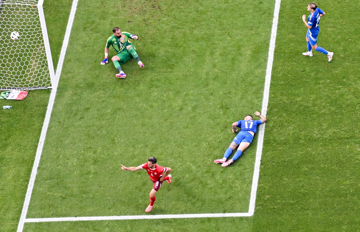 ޔޫރޯ ދެވަނަ ބުރުގައި ސްވިޒަލެންޑާއި އާއި އިޓަލީ ބައްދަލުކުރި މެޗުގައި ލަނޑު ޖެހުމަށްފަހު ސްވިޒަލެންޑުގެ ކުޅުންތެރިން އުފާފާޅު ކުރަނީ. 2-0 ގެ ނަތީޖާއަކުން މިމެޗު ކާމިޔާބުކޮށް ސްވިޒަލެންޑުން ވަނީ ކުއާޓާ ފައިނަލުން ޖާގަ ހޯދާފައި .. --ފޮޓޯ:އޭއެފްޕީ