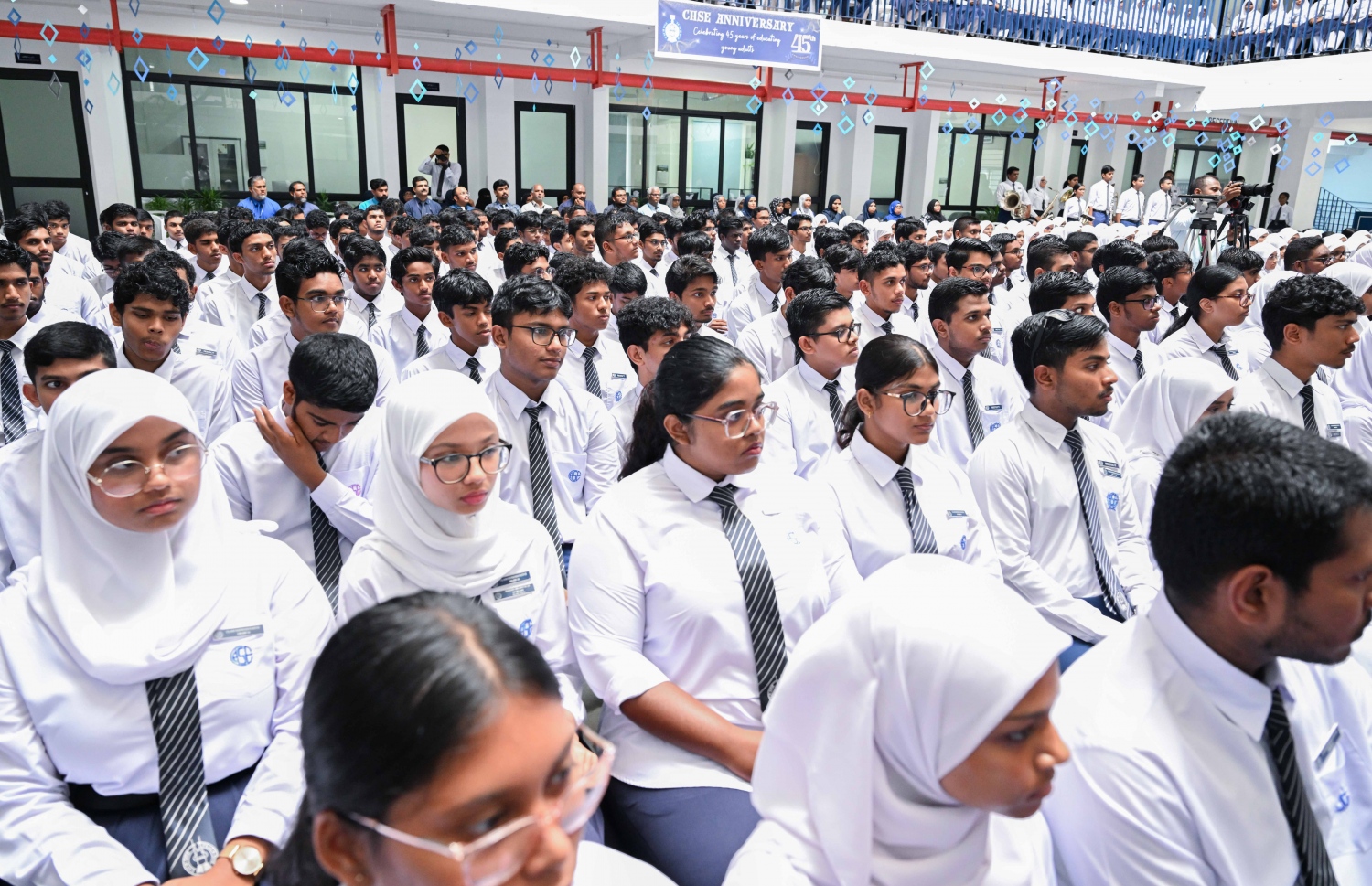 ސީއެޗްއެސްއީގެ 45 ވަނަ އަހަރީ ދުވަސް ފާހަގަކުރުމަށް ބޭއްވި ހާއްސަ އެސްމެބްލީގައި އެ ސްކޫލްގެ ކުދިން ބައިވެރިވަނީ.--- ފޮޓޯ: ރައީސް އޮފީސް