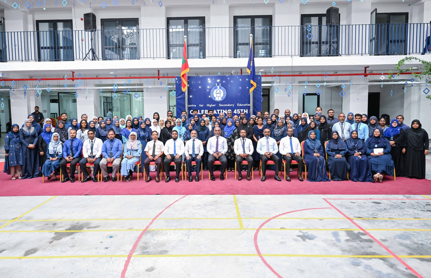 ސީއެޗްއެސްއީގެ 45 ވަނަ އަހަރީ ދުވަސް ފާހަގަކުރުމަށް ބޭއްވި އެސެމްބްލީއަށް ފަހު، އެ ސްކޫލްގެ މެނޭޖްމެންޓާއި ޓީޗަރުންނާ އެކު ރައީސް މުއިއްޒު ގްރޫޕް ފޮޓޯއެއް ނަންގަވަނީ.--- ފޮޓޯ: ރައީސް އޮފީސް