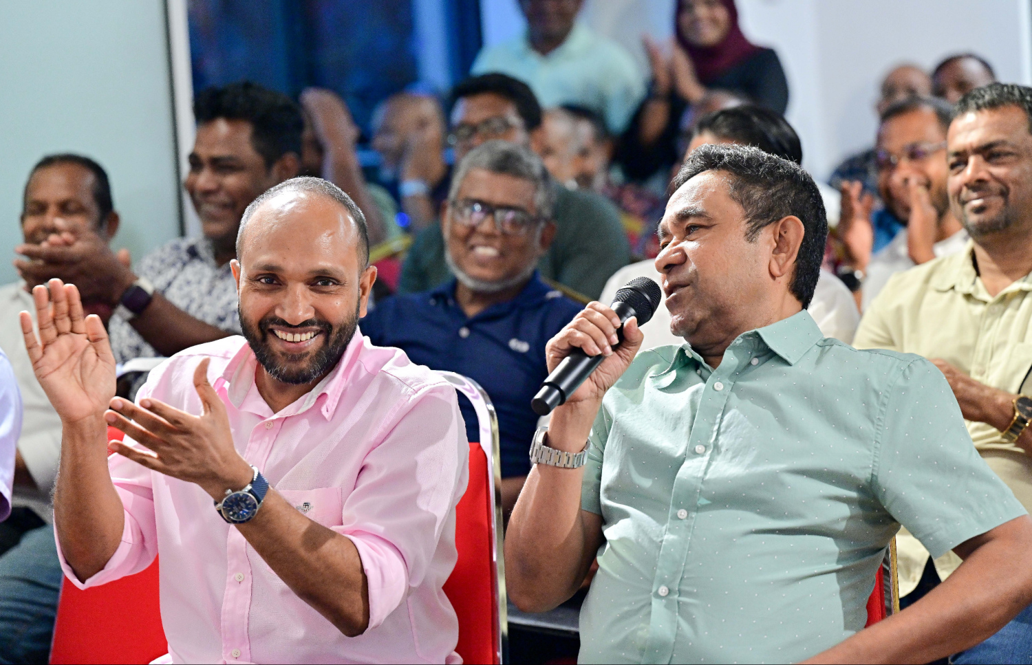 ޕީއެންއެފް ފްރަންޓް އޮފީސް ޖަލްސާއެއްގައި ޔާމީން ވާހަކަ ދައްކަވަނީ.--