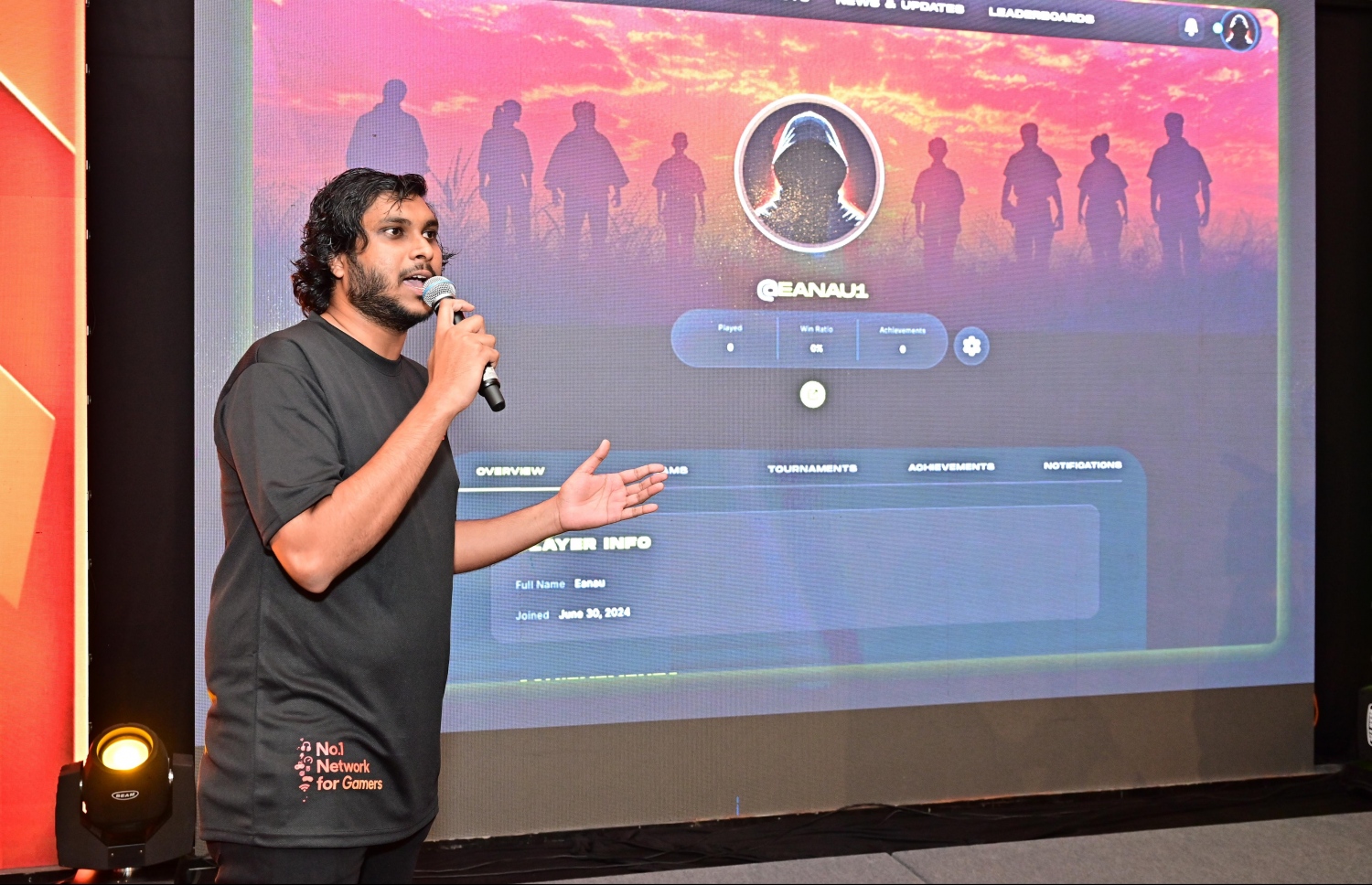 ގޭމަރުންނަށް ޑީޖީޖީގެ މައުލޫމާތު ހިއްސާކުރަނީ. -- ފޮޓޯ: ނިޝާން އަލީ | މިހާރު