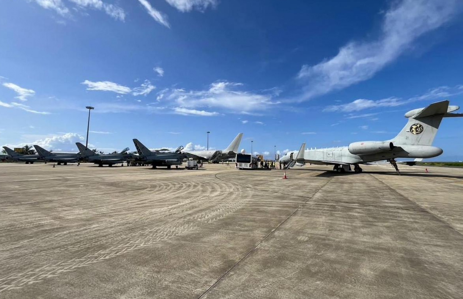 އިޓަލީގެ މިލިޓަރީ ޖެޓްތައް ވެލާނާ އިންޓަނޭޝަނަލް އެއާޕޯޓުގައި ޖައްސާފައި.-- ފޮޓޯ: އެރޮނޯޓިކާ މިލިޓަރީ/ އިޓަލީ