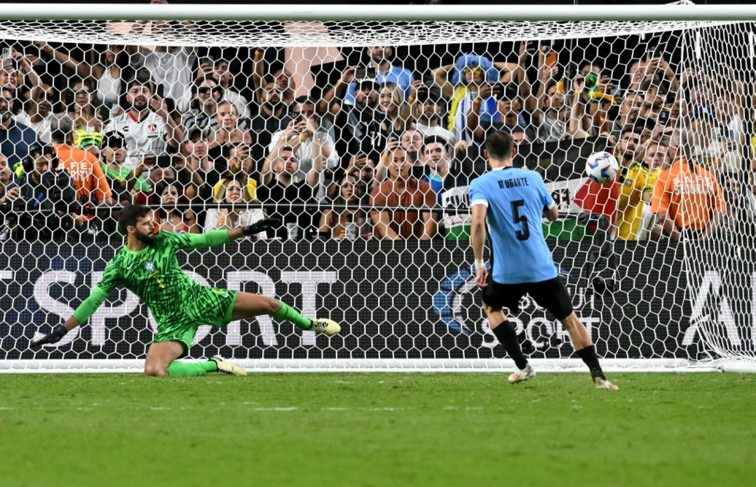 އުރުގުއޭ މޮޅުވި ޕެނަލްޓީ ޖަހަނީ.-- ފޮޓޯ: އޭއެފްޕީ