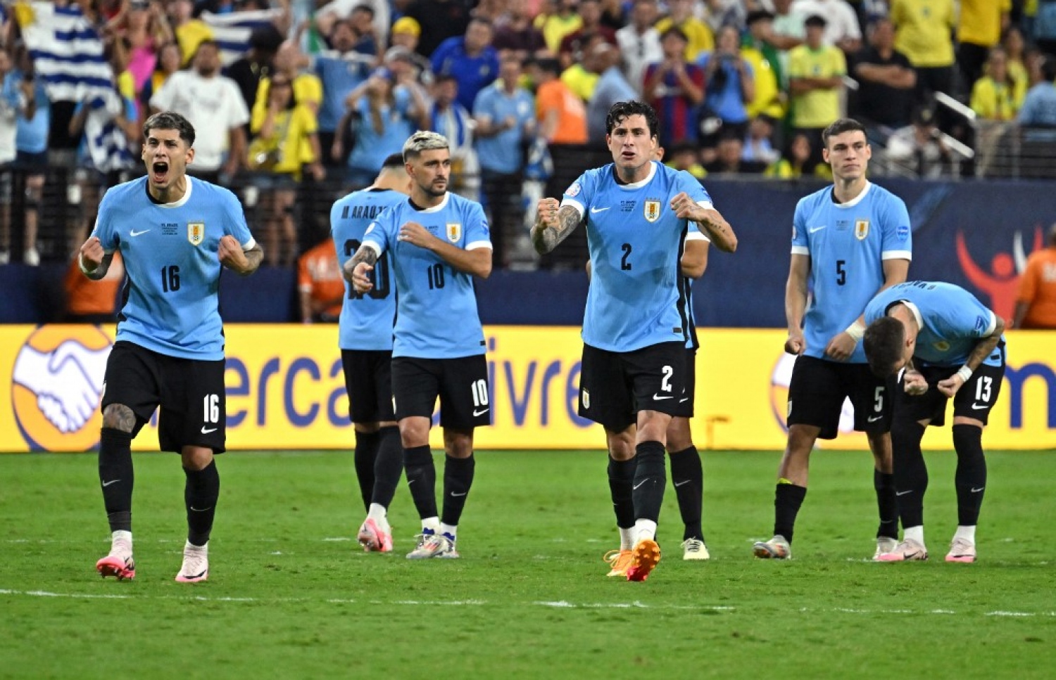 ސެމީގެ ޖާގައާ އެކު އުރުގުއޭ ކުޅުންތެރިން އުފާފާޅު ކުރަނީ.-- ފޮޓޯ: އޭއެފްޕީ