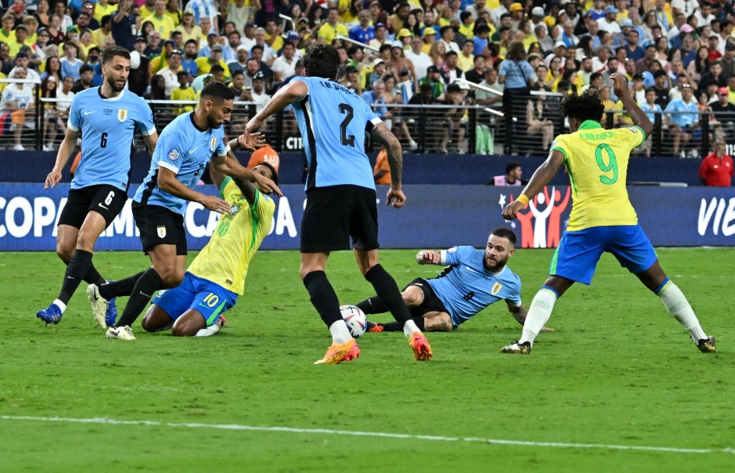 ނާންޑޭޒް، ބްރެޒިލްގެ ރޮޑްރިގޯ އަށް ފައުލް ކުރަނީ.-- ފޮޓޯ: އޭއެފްޕީ