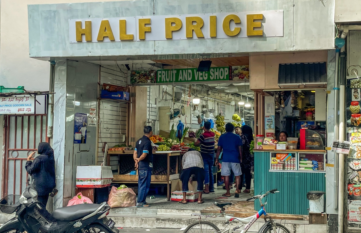 މަޖީދީ މަގުގައި ބިދޭސީން ހިންގާ މާރުކޭޓު އިއްޔެ ހެނދުނު ހުޅުވައިގެން ވިޔަފާރި ކުރަނީ: ރޭ އަނެއްކާ އިމިގްރޭޝަނާއި ފުލުހުން އެ ތަން ރެއިޑް ކުރަން ދިޔައިރު ގިނަ ބިދޭސީން ވަނީ ތަން ދޫކޮށް ގޮސްފައި.---ފޮޓޯ: ނިޝާން އަލީ| މިހާރު