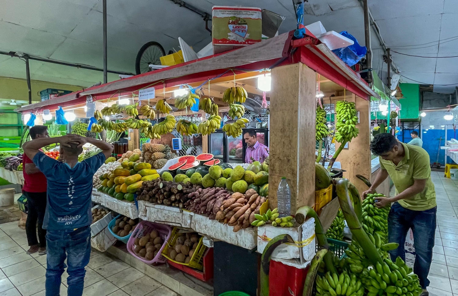 އަމީނީ މަގުގައި ހިންގާ މާރުކޭޓުގައި މިއަދު ހެނދުނު ބިދޭސީން ހަރަކާތްތެރިވަނީ.---ފޮޓޯ: ނިޝާން އަލީ| މިހާރު