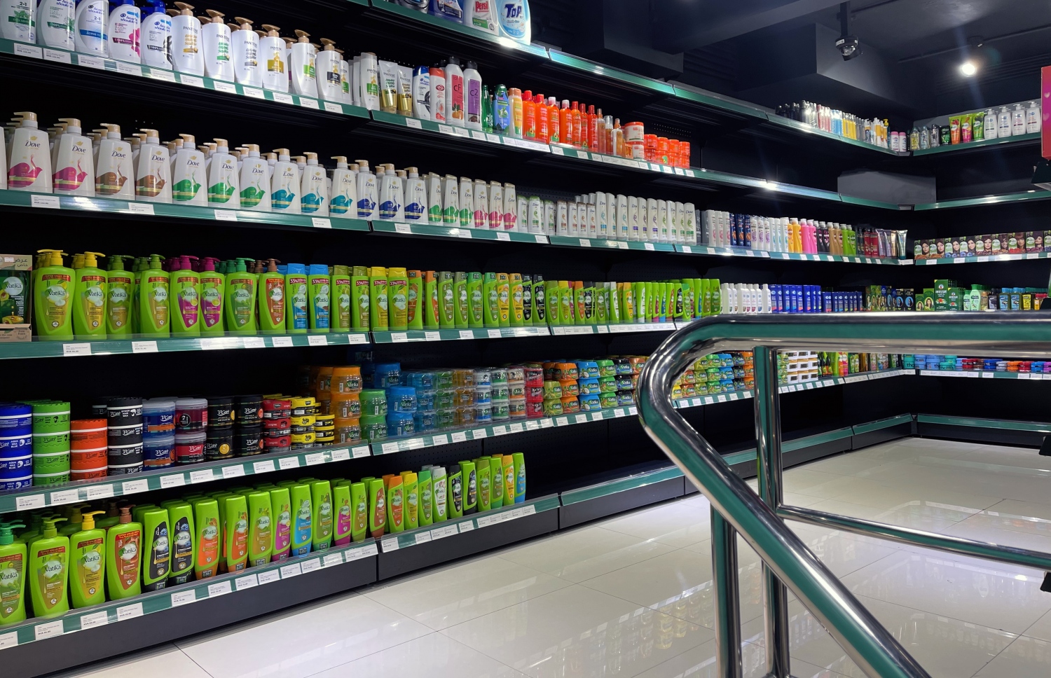 އަލަށް ހުޅުވި އެމްއެޗްއޭ މާޓުގެ އެތެރެ.