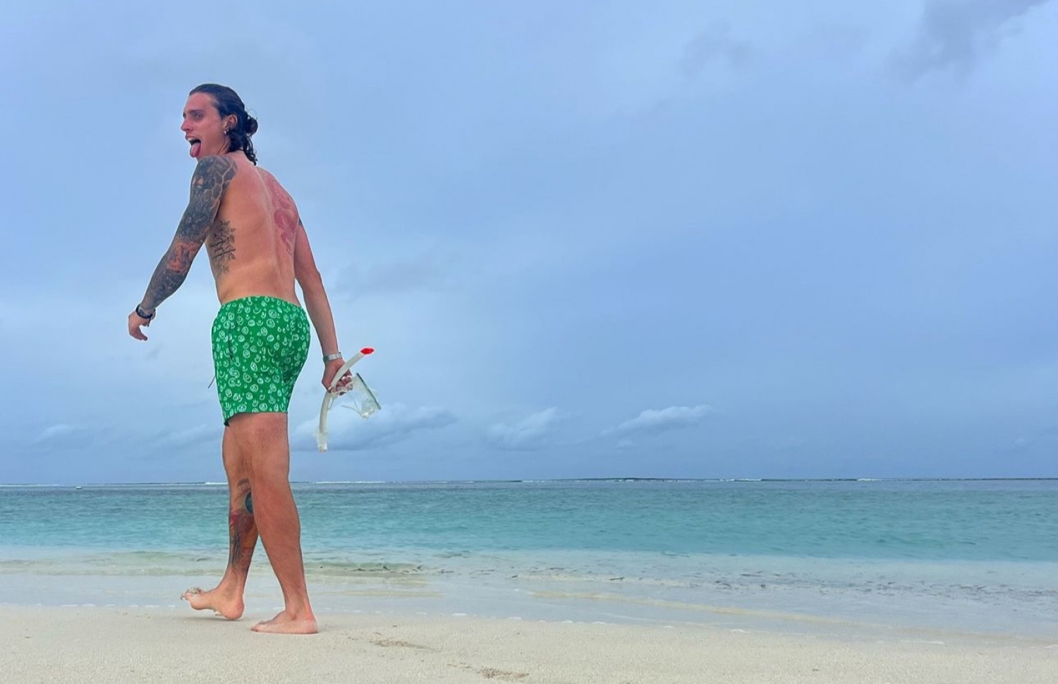 ކަލަފިއޯރީ ރާއްޖޭގެ ރިޒޯޓެއްގައި ޗުއްޓީ ހޭދަކުރަނީ. -- ފޮޓޯ: އިންސްޓަގްރަމް