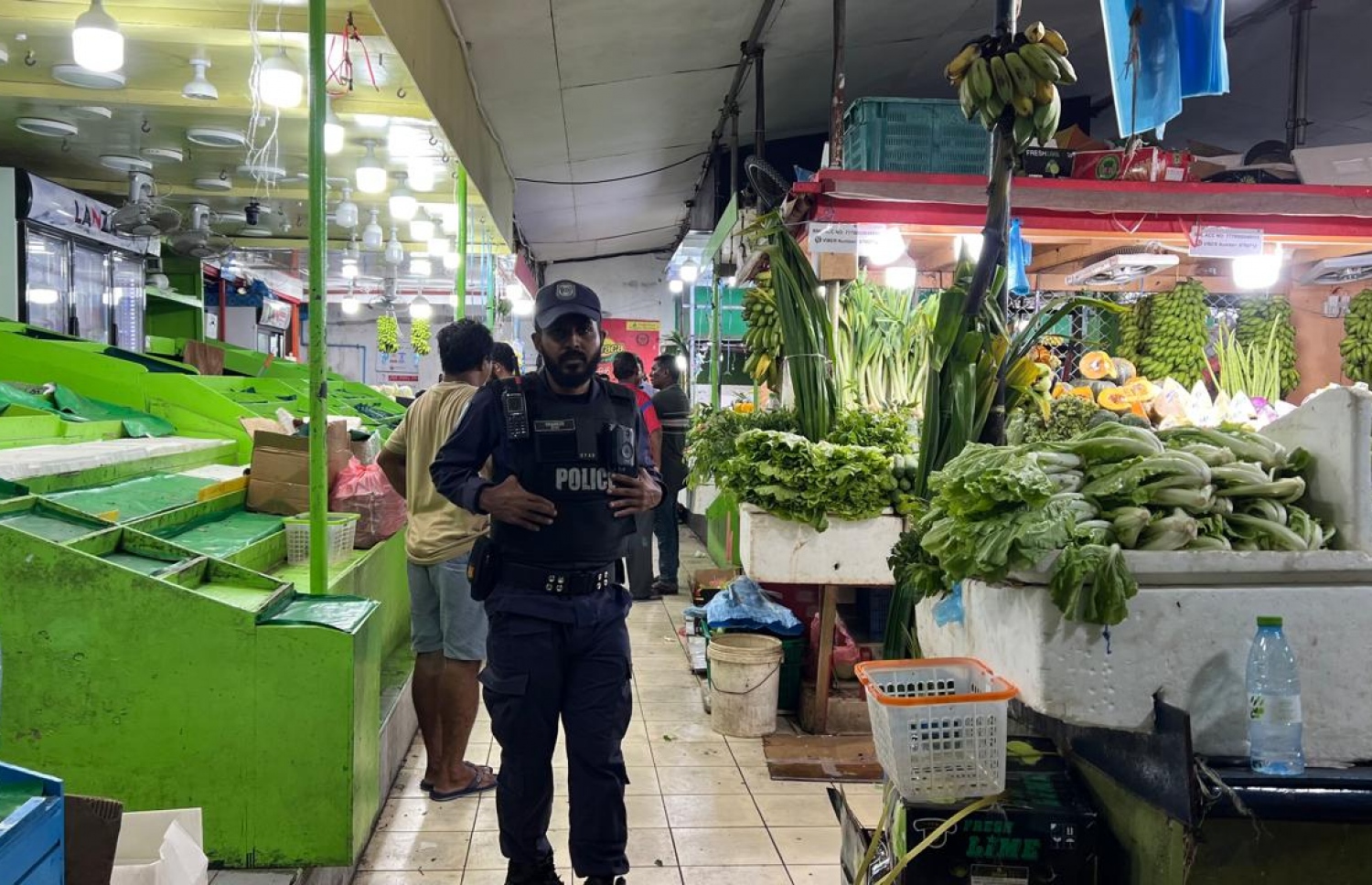 އަމީނީ މަގުގައި ހިންގާ މާރުކޭޓަށް އިމިގްރޭޝަންގެ އޮފިސަރުންނާއި ފުލުހުން ވަދެ ރޭ ހިންގި ރެއިޑް އޮޕަރެޝަންގައި ފުލުހަކު އެ މާރުކޭޓު ތެރޭގައި މަޑުކޮށްލައިގެން.---ފޮޓޯ: މިހާރު