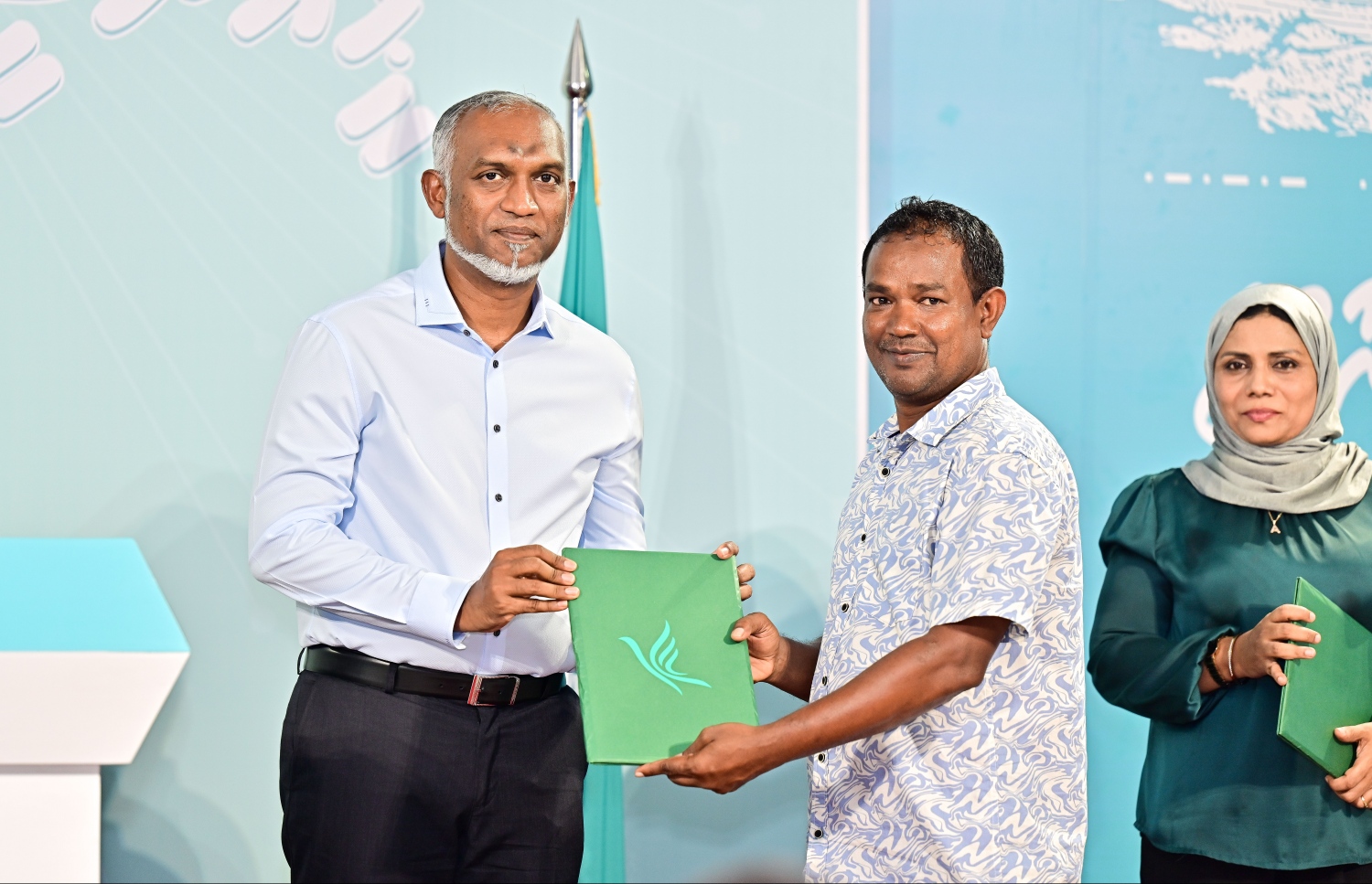 ޕީއެންސީއާ އަލަށް ގުޅުނު މީހެއްގެ ފޯމު ރައީސް ޑރ. މުއިއްޒާ ހަވާލު ކުރަނީ.---ފޮޓޯ: ފަޔާޒު މޫސާ | މިހާރު