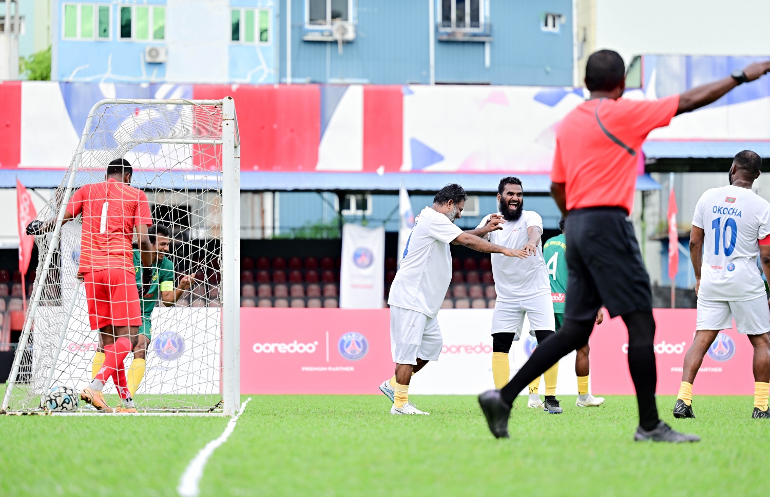 އުރީދޫގެ ދައުވަތަކަށް ރާއްޖެ އައި ޕީއެސްޖީގެ ލެޖެންޑް ޖޭޖޭ އޮކޯޗާ އެކު ގަލޮޅު ދަނޑުގައި މިއަދު ކުޅުނު އެކުވެރިކަމުގެ ފުޓްސަލް މެޗު.-- ފޮޓޯ: ނިޝާން އަލީ | މިހާރު