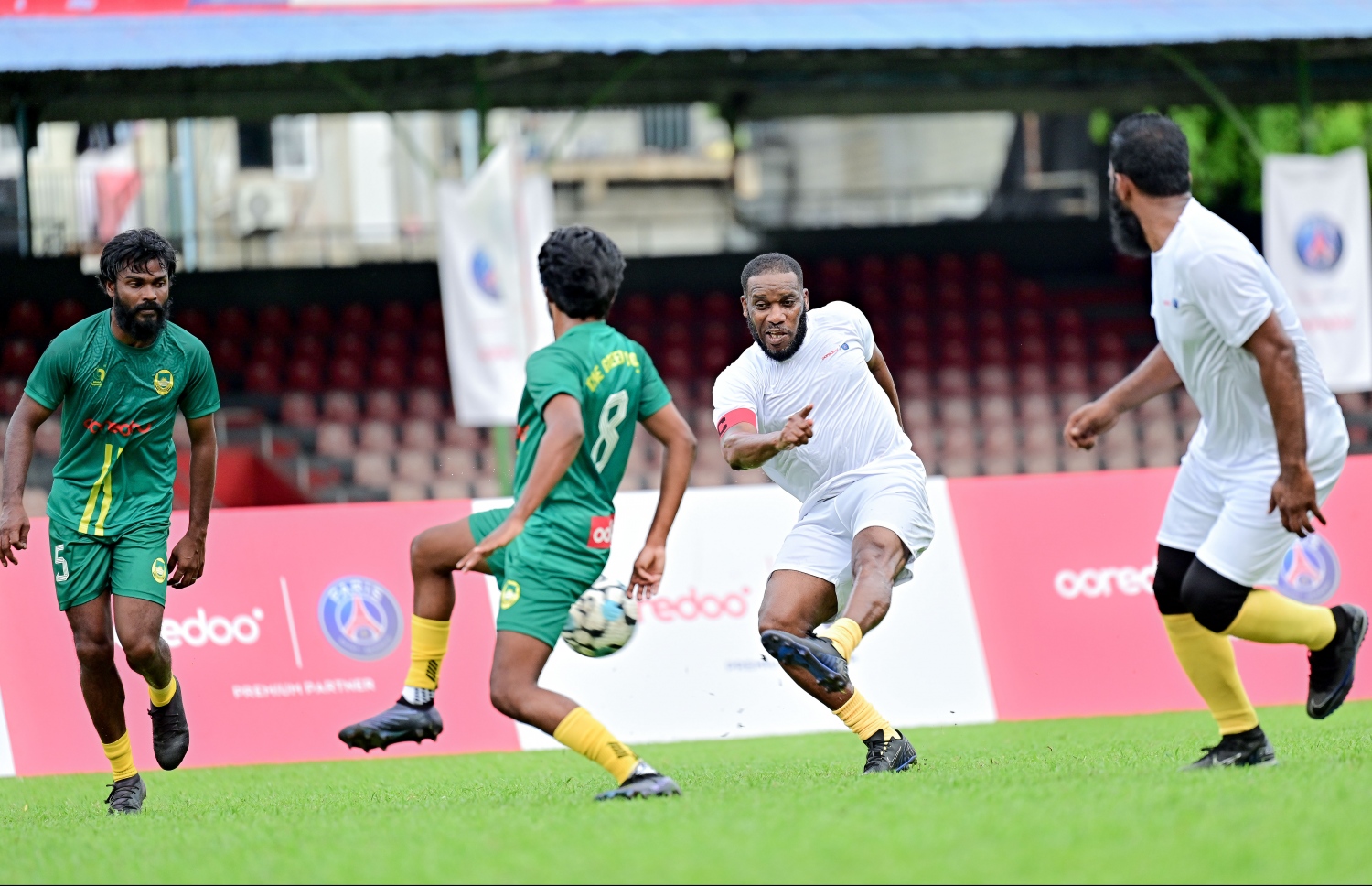 އުރީދޫގެ ދައުވަތަކަށް ރާއްޖެ އައި ޕީއެސްޖީގެ ލެޖެންޑް ޖޭޖޭ އޮކޯޗާ އެކު ގަލޮޅު ދަނޑުގައި މިއަދު ކުޅުނު އެކުވެރިކަމުގެ ފުޓްސަލް މެޗު.-- ފޮޓޯ: ނިޝާން އަލީ | މިހާރު