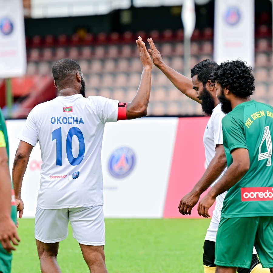 އުރީދޫގެ ދައުވަތަކަށް ރާއްޖެ އައި ޕީއެސްޖީގެ ލެޖެންޑް ޖޭޖޭ އޮކޯޗާ އެކު ގަލޮޅު ދަނޑުގައި މިއަދު ކުޅުނު އެކުވެރިކަމުގެ ފުޓްސަލް މެޗު.-- ފޮޓޯ: ނިޝާން އަލީ | މިހާރު