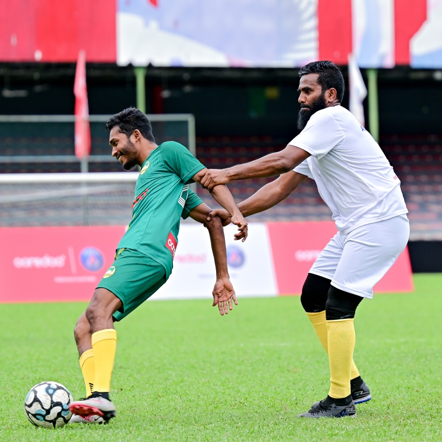 އުރީދޫގެ ދައުވަތަކަށް ރާއްޖެ އައި ޕީއެސްޖީގެ ލެޖެންޑް ޖޭޖޭ އޮކޯޗާ އެކު ގަލޮޅު ދަނޑުގައި މިއަދު ކުޅުނު އެކުވެރިކަމުގެ ފުޓްސަލް މެޗު.-- ފޮޓޯ: ނިޝާން އަލީ | މިހާރު