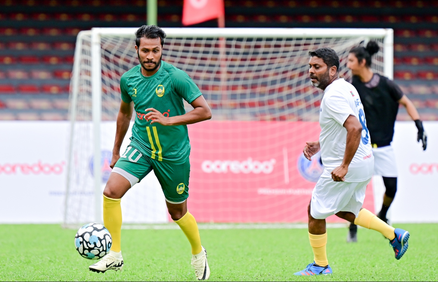 އުރީދޫގެ ދައުވަތަކަށް ރާއްޖެ އައި ޕީއެސްޖީގެ ލެޖެންޑް ޖޭޖޭ އޮކޯޗާ އެކު ގަލޮޅު ދަނޑުގައި މިއަދު ކުޅުނު އެކުވެރިކަމުގެ ފުޓްސަލް މެޗު.-- ފޮޓޯ: ނިޝާން އަލީ | މިހާރު