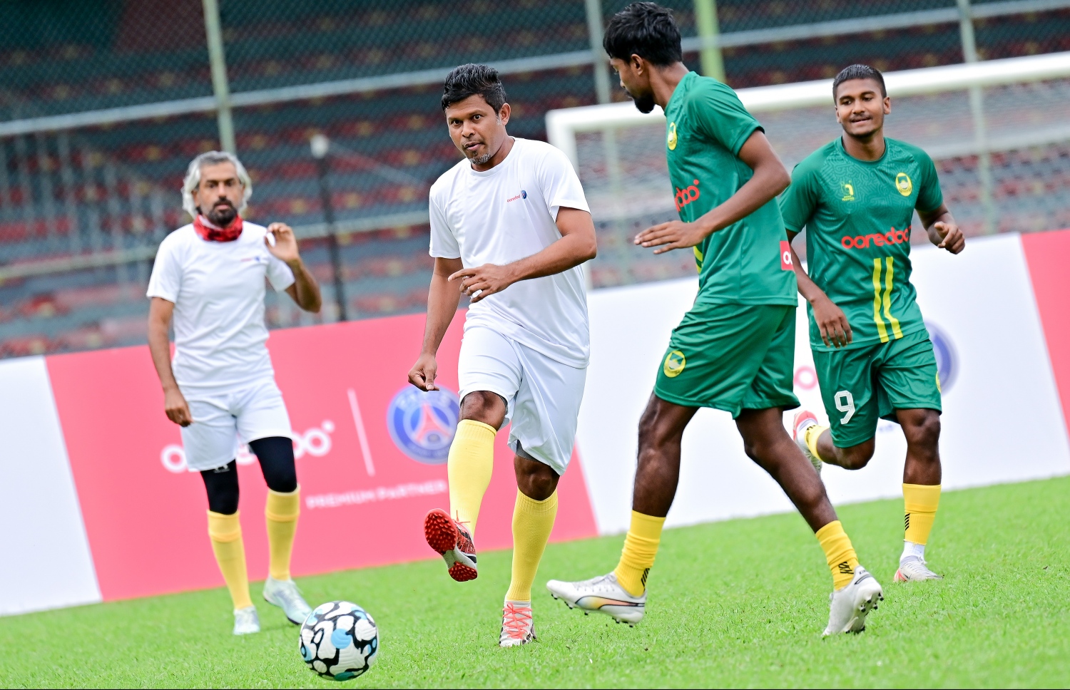 އުރީދޫގެ ދައުވަތަކަށް ރާއްޖެ އައި ޕީއެސްޖީގެ ލެޖެންޑް ޖޭޖޭ އޮކޯޗާ އެކު ގަލޮޅު ދަނޑުގައި މިއަދު ކުޅުނު އެކުވެރިކަމުގެ ފުޓްސަލް މެޗު.-- ފޮޓޯ: ނިޝާން އަލީ | މިހާރު