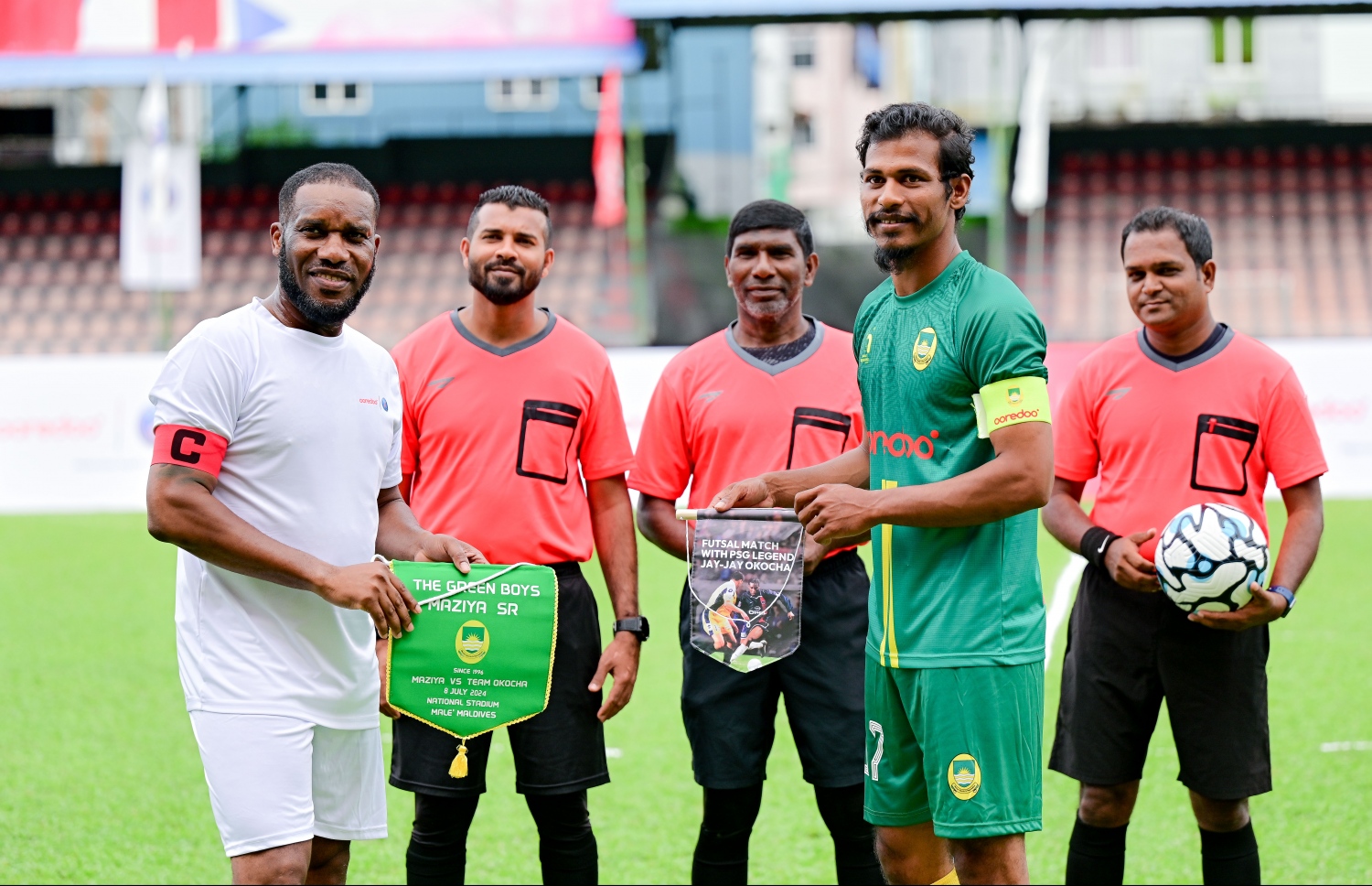 އުރީދޫގެ ދައުވަތަކަށް ރާއްޖެ އައި ޕީއެސްޖީގެ ލެޖެންޑް ޖޭޖޭ އޮކޯޗާ އެކު ގަލޮޅު ދަނޑުގައި މިއަދު ކުޅުނު އެކުވެރިކަމުގެ ފުޓްސަލް މެޗު.-- ފޮޓޯ: ނިޝާން އަލީ | މިހާރު