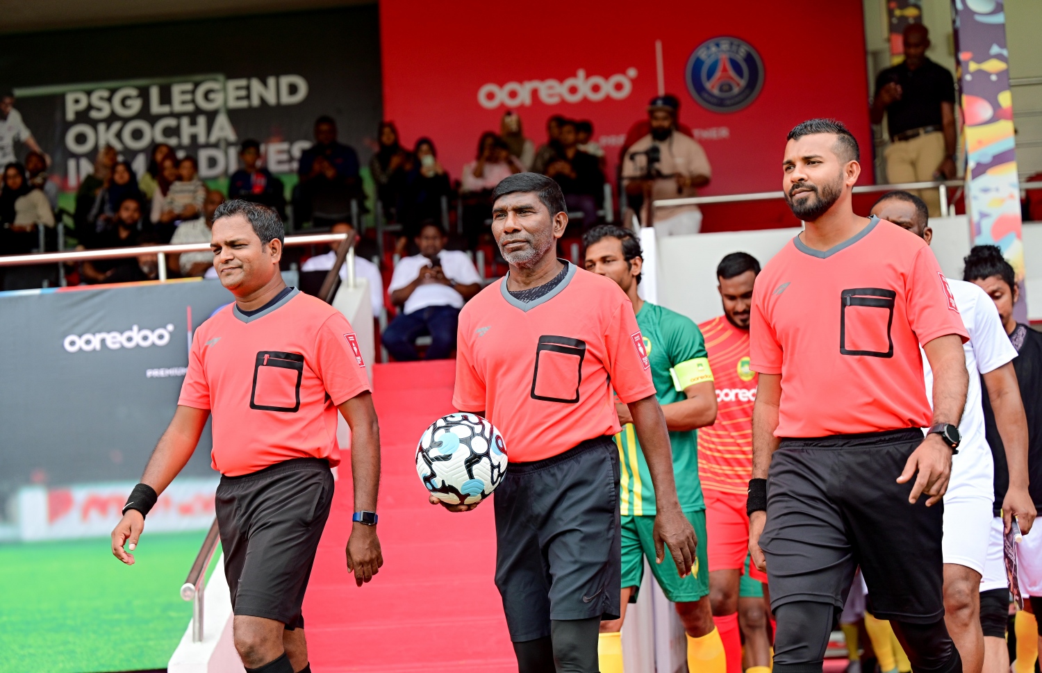 އުރީދޫގެ ދައުވަތަކަށް ރާއްޖެ އައި ޕީއެސްޖީގެ ލެޖެންޑް ޖޭޖޭ އޮކޯޗާ އެކު ގަލޮޅު ދަނޑުގައި މިއަދު ކުޅުނު އެކުވެރިކަމުގެ ފުޓްސަލް މެޗު.-- ފޮޓޯ: ނިޝާން އަލީ | މިހާރު