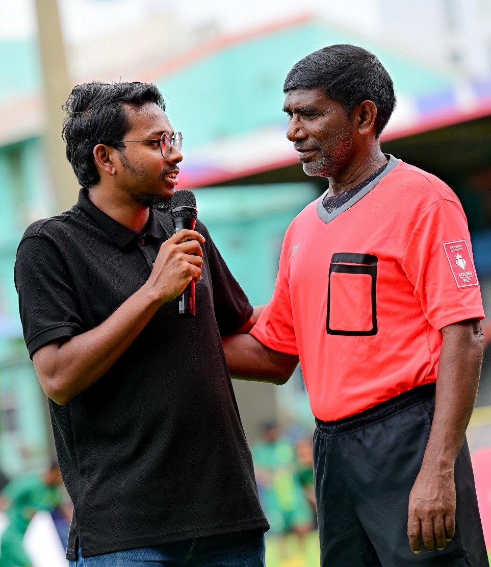 އުރީދޫގެ ދައުވަތަކަށް ރާއްޖެ އައި ޕީއެސްޖީގެ ލެޖެންޑް ޖޭޖޭ އޮކޯޗާ އެކު ގަލޮޅު ދަނޑުގައި މިއަދު ކުޅުނު އެކުވެރިކަމުގެ ފުޓްސަލް މެޗު.-- ފޮޓޯ: ނިޝާން އަލީ | މިހާރު