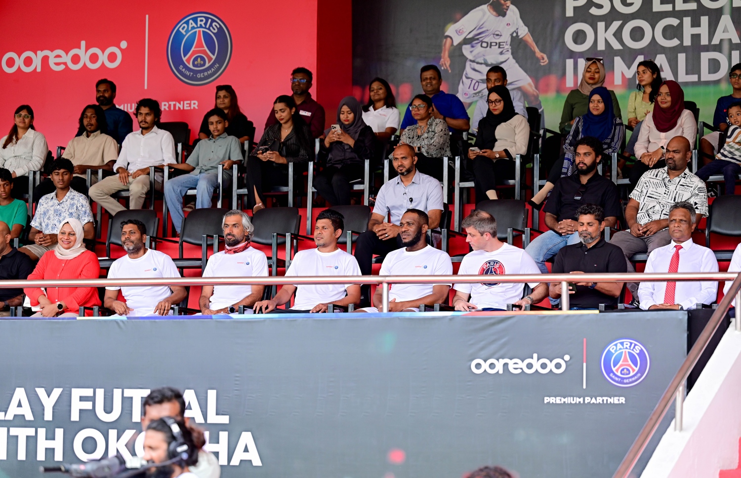 އުރީދޫގެ ދައުވަތަކަށް ރާއްޖެ އައި ޕީއެސްޖީގެ ލެޖެންޑް ޖޭޖޭ އޮކޯޗާ އެކު ގަލޮޅު ދަނޑުގައި މިއަދު ކުޅުނު އެކުވެރިކަމުގެ ފުޓްސަލް މެޗު.-- ފޮޓޯ: ނިޝާން އަލީ | މިހާރު