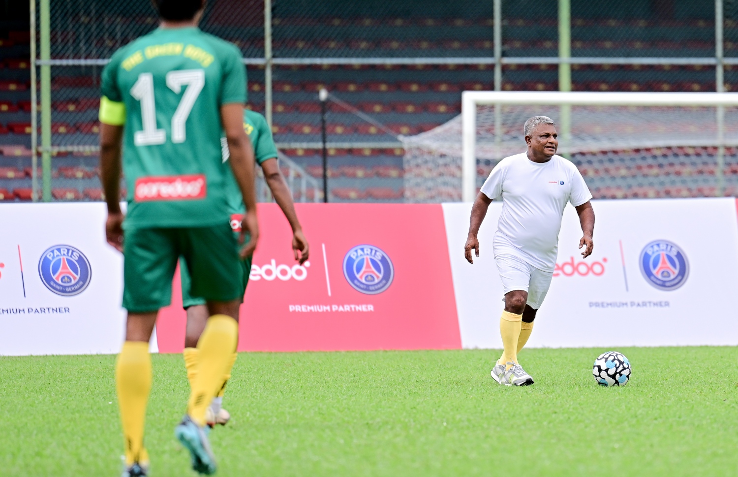 އުރީދޫގެ ދައުވަތަކަށް ރާއްޖެ އައި ޕީއެސްޖީގެ ލެޖެންޑް ޖޭޖޭ އޮކޯޗާ އެކު ގަލޮޅު ދަނޑުގައި މިއަދު ކުޅުނު އެކުވެރިކަމުގެ ފުޓްސަލް މެޗު.-- ފޮޓޯ: ނިޝާން އަލީ | މިހާރު