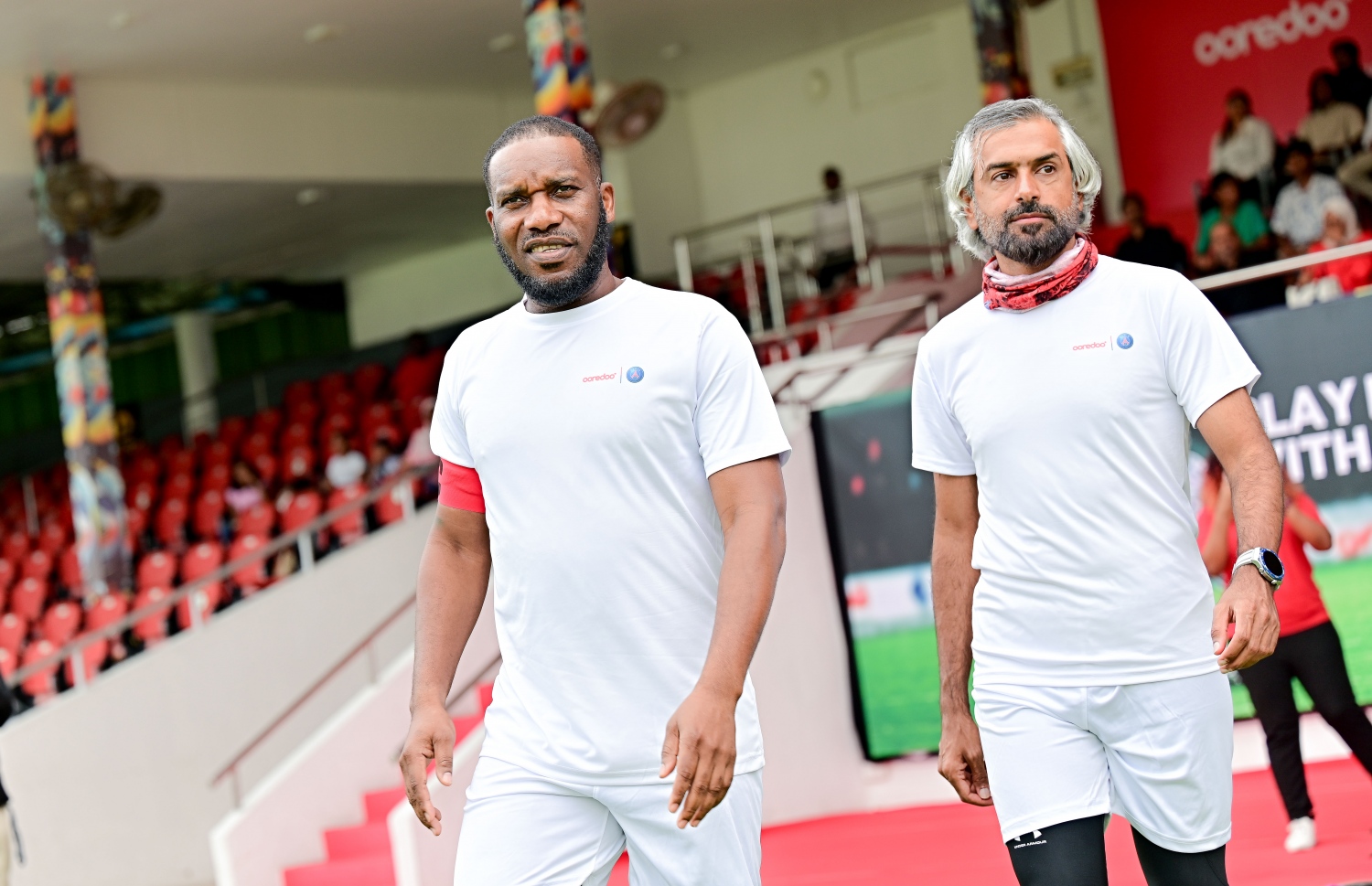 އުރީދޫގެ ދައުވަތަކަށް ރާއްޖެ އައި ޕީއެސްޖީގެ ލެޖެންޑް ޖޭޖޭ އޮކޯޗާ އެކު ގަލޮޅު ދަނޑުގައި މިއަދު ކުޅުނު އެކުވެރިކަމުގެ ފުޓްސަލް މެޗު.-- ފޮޓޯ: ނިޝާން އަލީ | މިހާރު