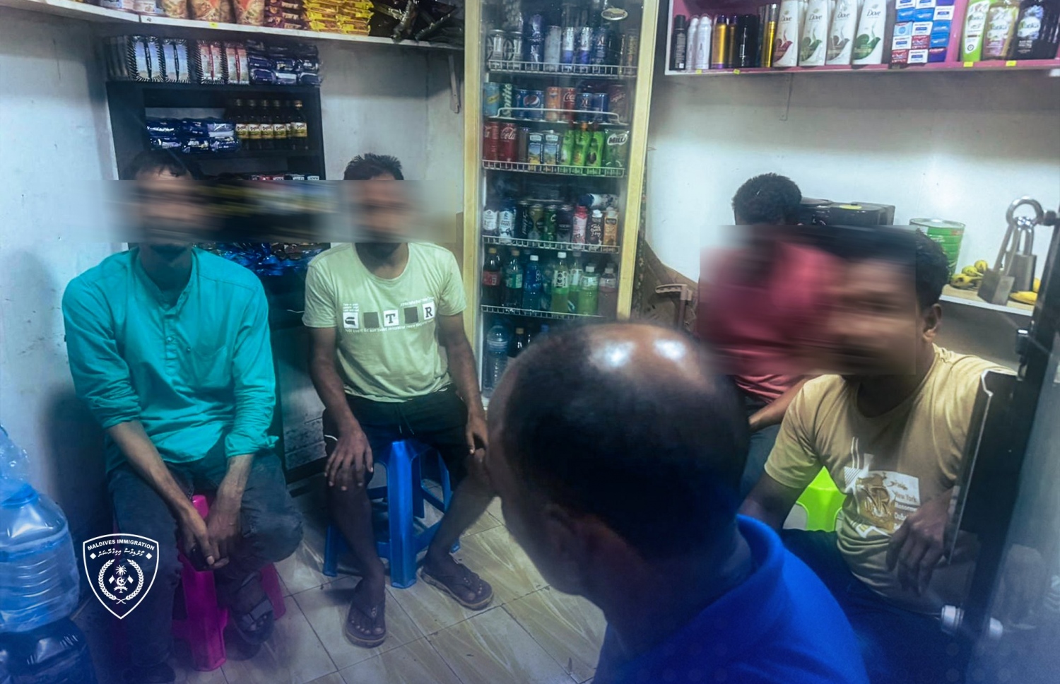 މާލޭގައި ގަވާއިދާ ހިލާފަށް ރީޓެއިލް ވިޔަފާރިކުރާ ބިދޭސީން ހުއްޓުވައިފައި.-- ފޮޓޯ: އިމިގްރޭޝަން