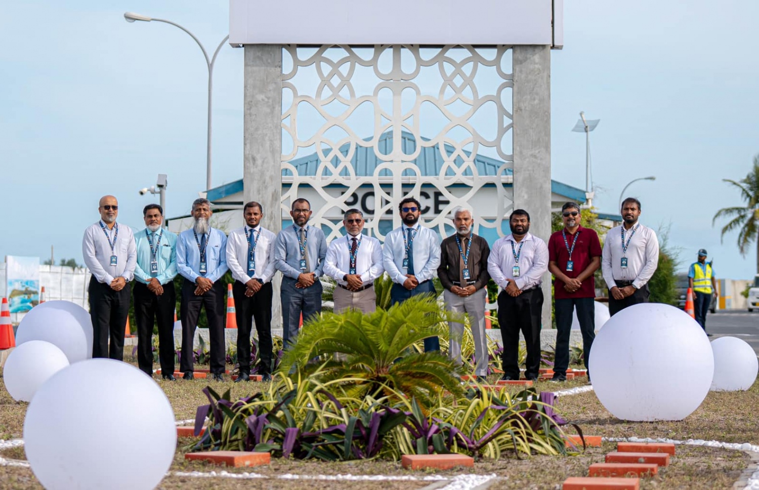 ވެލާނާ އިންޓަނޭޝަނަލް އެއާޕޯޓުގައި ހެދި "ވެލްކަމް" މޮނިއުމެންޓްގައި ކައިރީގައި އެމްއޭސީއެލްގެ ވެރިން މަޑުކޮށްލައިގެން.-- ފޮޓޯ: އެމްއޭސީއެލް