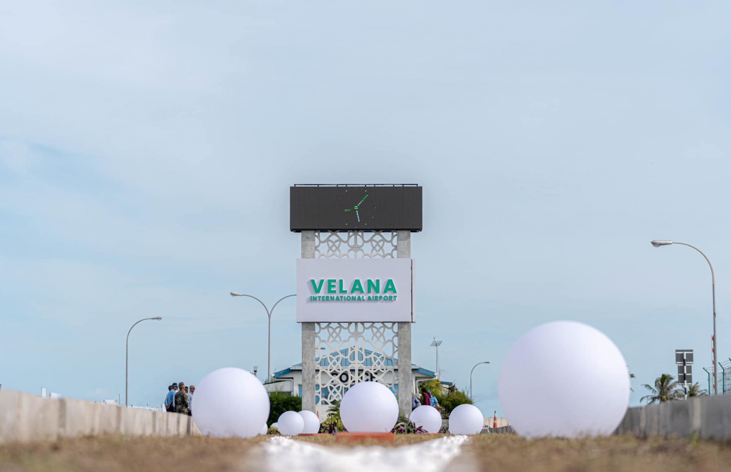 ވެލާނާ އިންޓަނޭޝަނަލް އެއާޕޯޓުގައި ހެދި "ވެލްކަމް" މޮނިއުމެންޓް.-- ފޮޓޯ: އެމްއޭސީއެލް