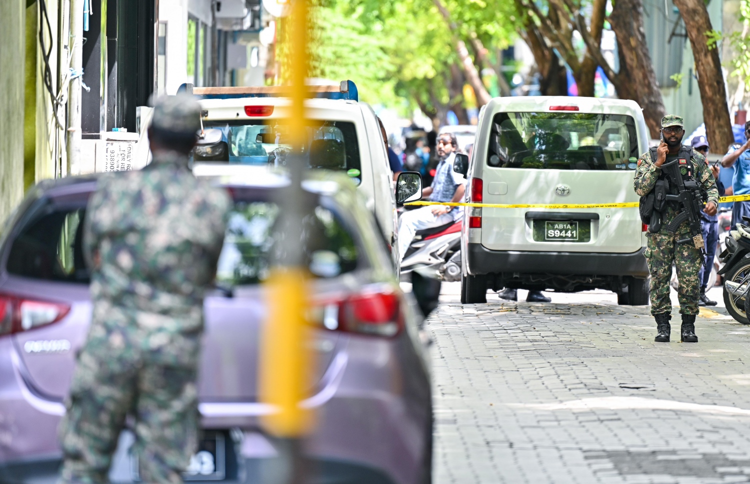 ގަލޮޅު ކަންމަތީގައި އެއްޗެއް ގޮވައިގެން އެމްއެންޑީއެފުން ހަރަކާތްތެރިވަނީ.-- ފޮޓޯ: ފަޔާޒް މޫސާ / މިހާރު