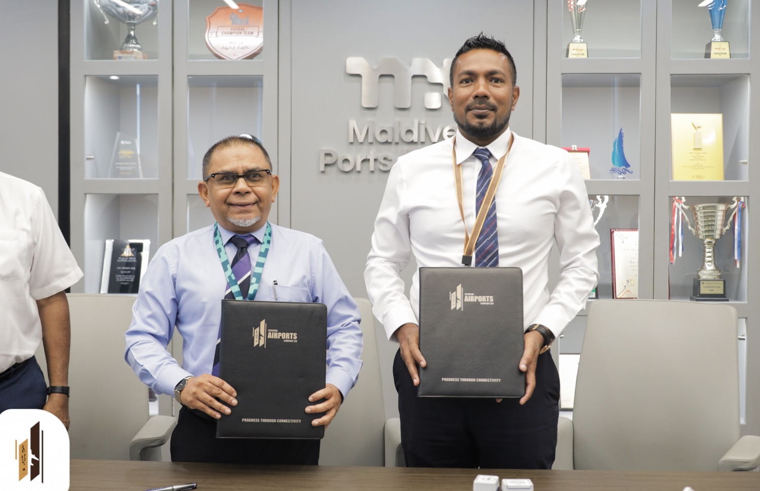 އާރުއޭސީއެލްގެ މެނޭޖިން ޑިރެކްޓަރު އަހުމަދު މުބީން (ކ) އާއި އެމްޕީއެލްގެ ސީއީއޯ މުހައްމަދު ވަޖީހު އިބްރާހިމް. -- ފޮޓޯ: އާރުސީއެލް