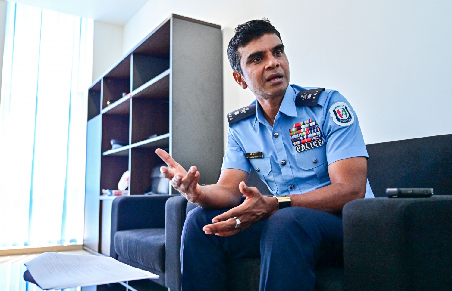 ހުޅުމާލެ ޕޮލިސް ސްޓޭޝަންގެ ކޮމާންޑު، ޗީފް ސުޕްރިޓެންޑެންޓު އޮފް ޕޮލިސް މުހައްމަދު ދާއޫދު "މިހާރު"އަށް އިންޓަވިއު ދެއްވަނީ.-- ފޮޓޯ: ފަޔާޒު މޫސާ/ މިހާރު