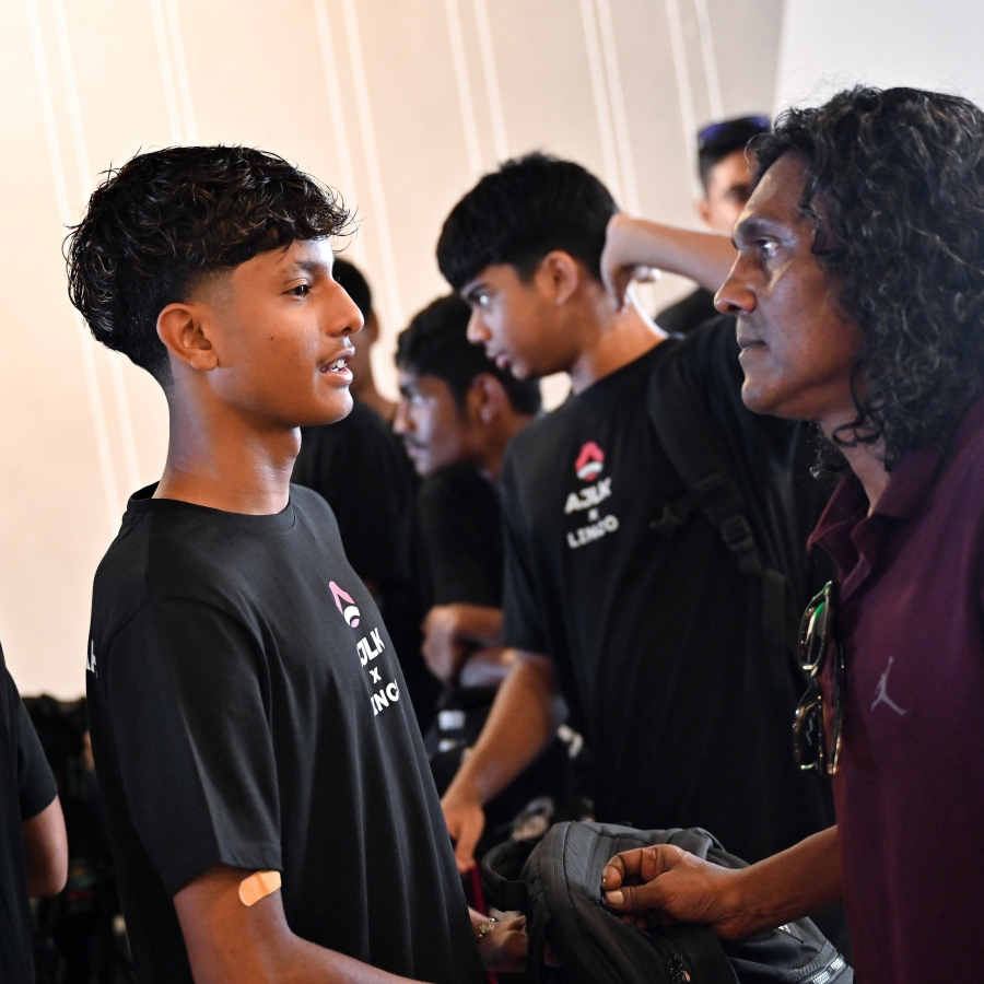 އާޖީލަކަށް ޓީމުގެ އީތަން (ވ) އާއީ ޓީމުގެ ކޯޗު ކުޑަ ހީނާ (ކ): މިދިޔަ ސީޒަނުން ފެށީގެން އީތަން ދާއިމީކޮށް ކުޅެމުން ދަނީ ކުޅެމުން ދަނީ ސްޕެއިންގެ ހުއެސްކާގެ ޒުވާން ޓީމަށް  --- ފޮޓޯ: ނިޝާން އަލީ | މިހާރު