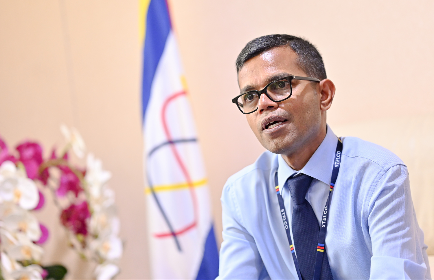 ސްޓެލްކޯގެ މެނޭޖިން ޑިރެކްޓަރު ހުސެއިން ފަހުމީ "މިހާރު" އަށް އިންޓަވިއުދެއްވަނީ.-- ފޮޓޯ: ނިޝާން އަލީ | މިހާރު