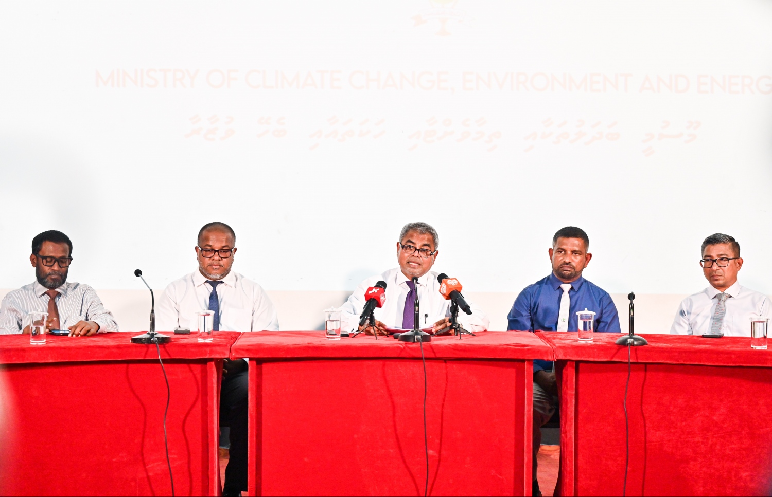 ތިމާވެއްޓާ ބެހޭ މިނިސްޓްރީން ބޭއްވި ޕްރެސް ކޮންފަރެންސްގައި މިނިސްޓަރު ތޯރިގް އިބްރާހިމް އާއި މިނިސްޓްރީގެ އިސްވެރިން.-- ފޮޓޯ: ފަޔާޒް މޫސާ | މިހާރު