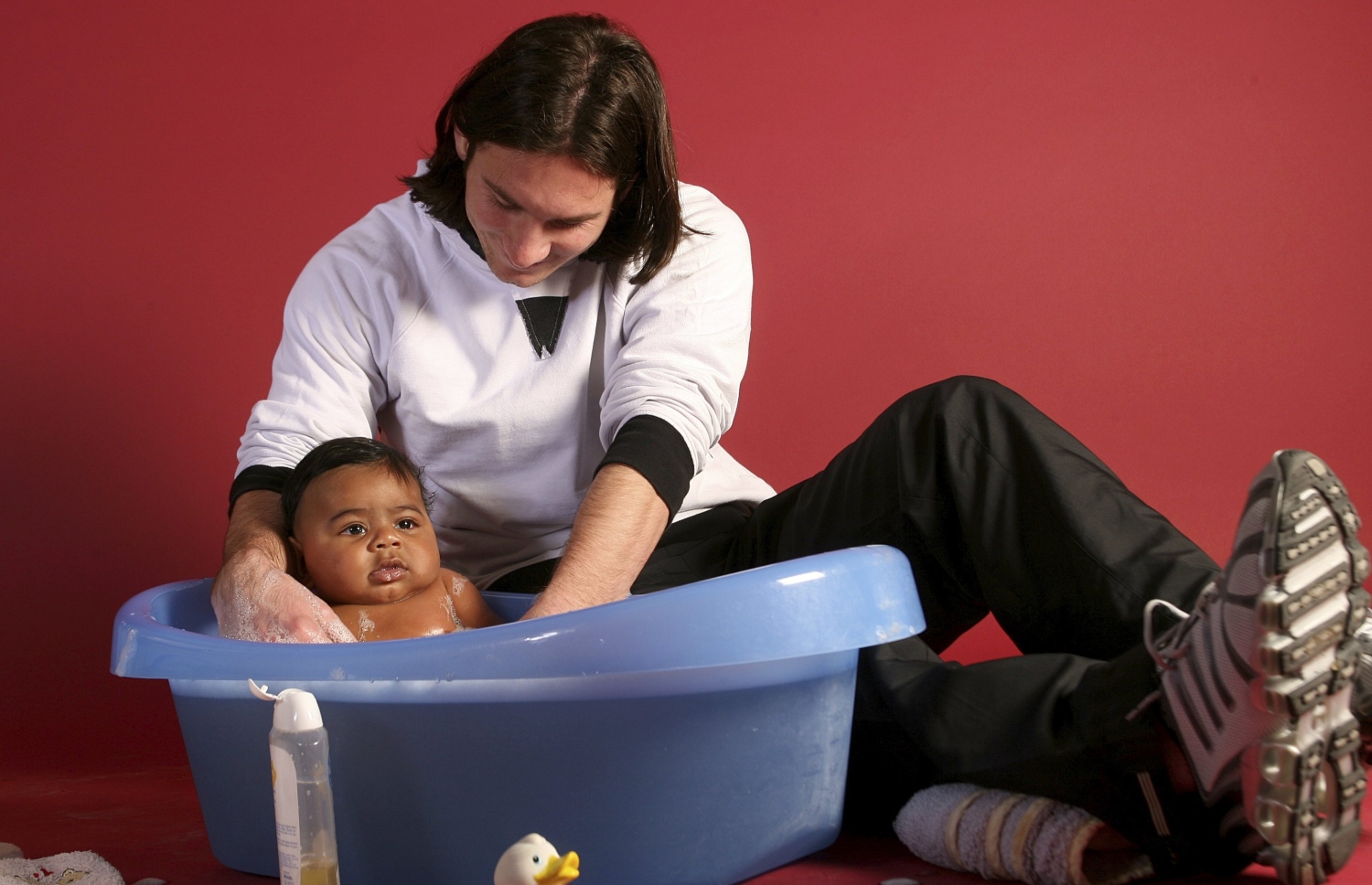 މެސީ ކަލަންޑަރެއްގެ ފޮޓޯޝޫޓަކަށް ފޮޓޯ ނެގުމަށް ޔަމާލް ފެންވަރުވަނީ.