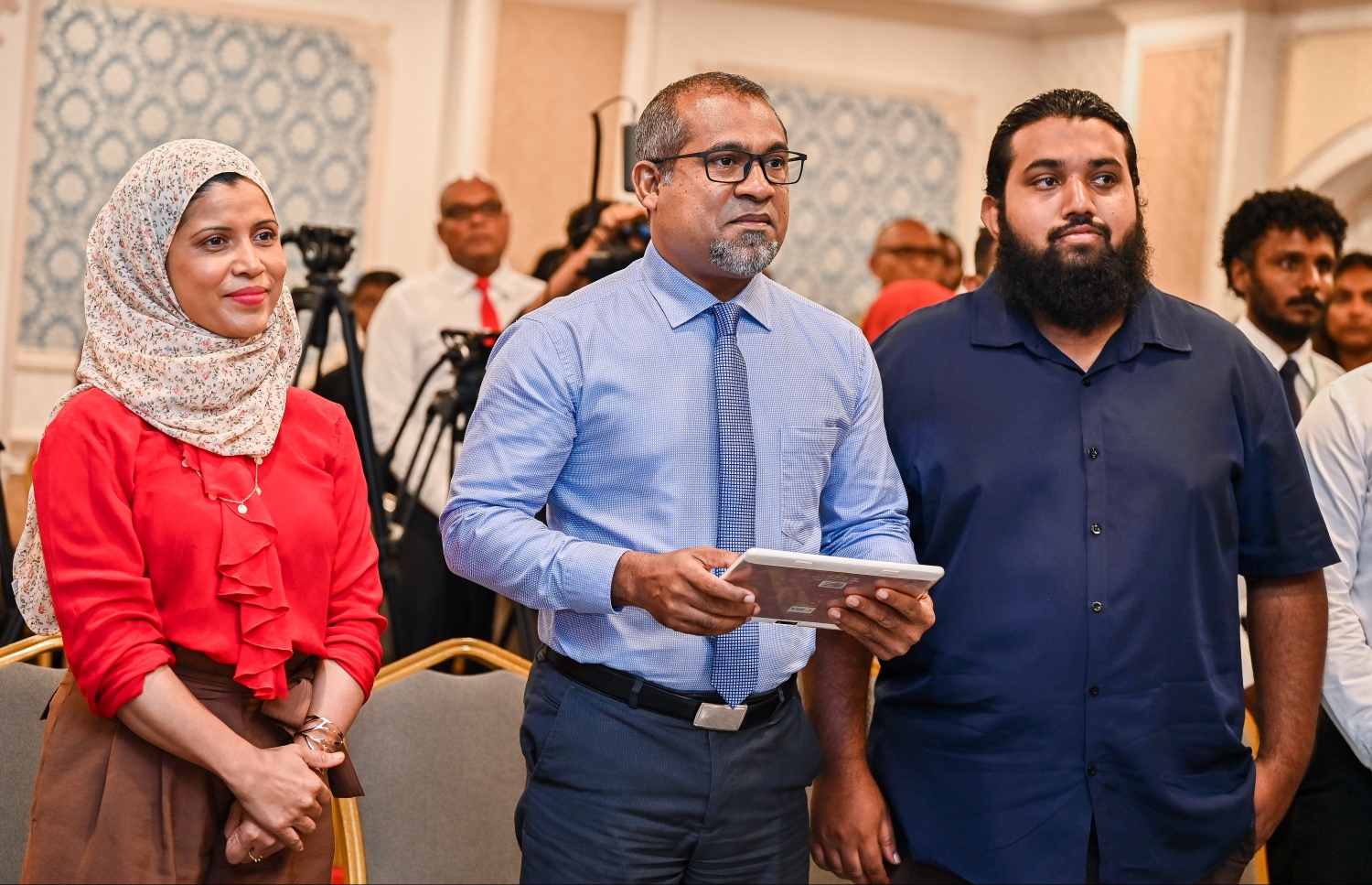 ހެލްތު މިނިސްޓަރު ޑރ. ހަލީލް "ލޭ އެޕް" މިއަދު ލޯންޗުކޮށްދެއްވާއިރު، އެ އެޕް ތައްޔާރުކުރި އެޗްއާރުޑީއެންސީ އެލްއެލްޕީގެ އިސް އޮފިޝަލަކު (ކ) މަޑުކޮށްލައްވައިގެން.-- ފޮޓޯ: ފަޔާޒު މޫސާ/ މިހާރު