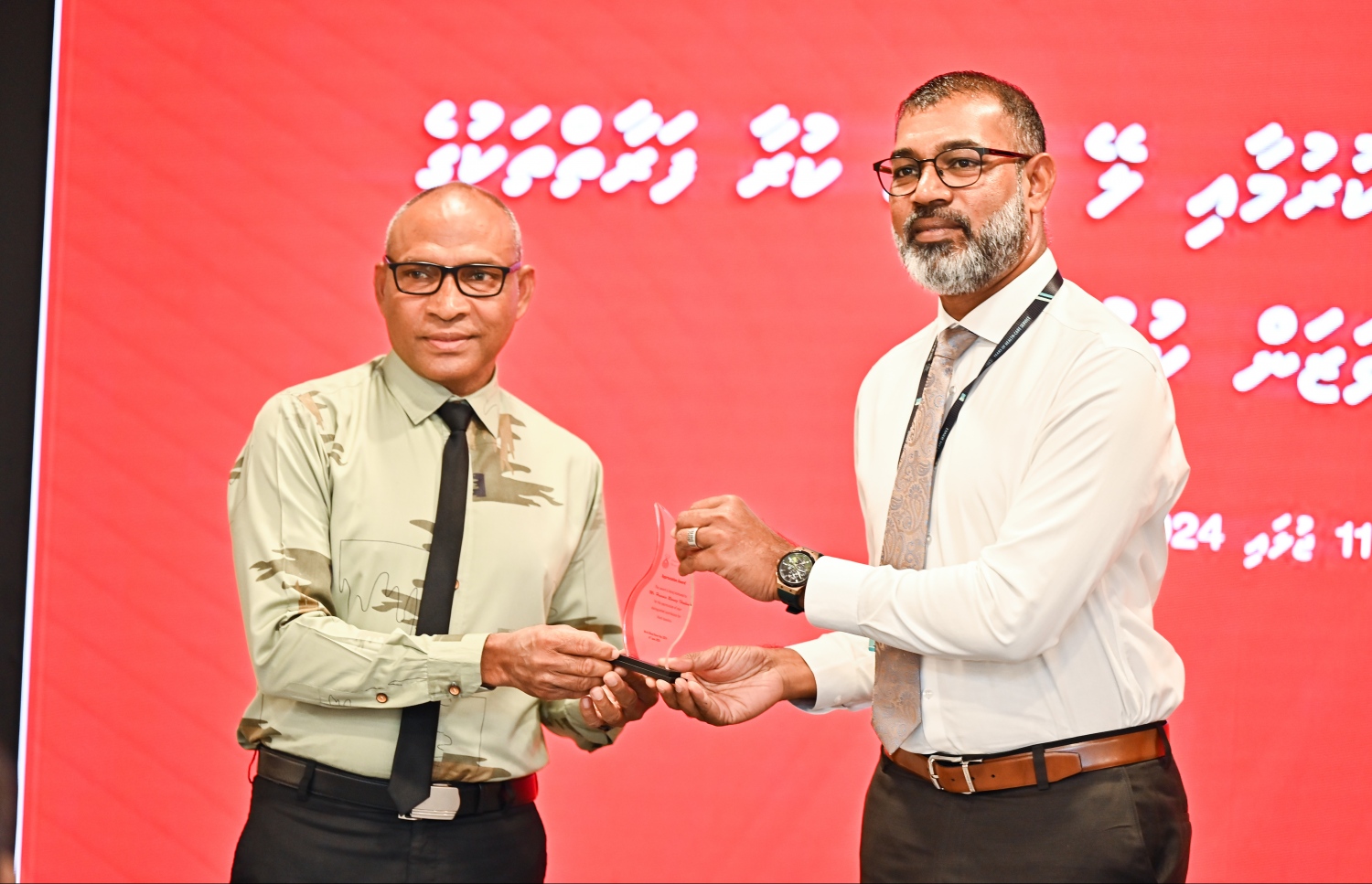 މޯލްޑިވްސް ބްލަޑް ސާވިސަސް އަށް ވޭތުވެދިޔަ ފަސް އަހަރުގެ ތެރޭގައި އަމިއްލައަށް އިސްނަގައިގެން ލޭ ހަދިޔާ ކުރި މީހަކަށް، އައިޖީއެމްއެޗްގެ ސީއީއޯ ހަލީމް މިއަދު އެވޯޑު ހަވާލުކޮށްދެއްވަނީ.-- ފޮޓޯ: ފަޔާޒު މޫސާ/ މިހާރު