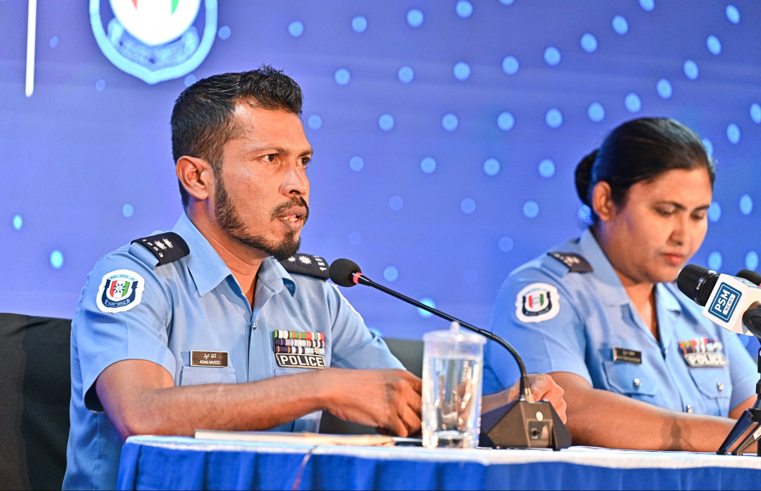 ފުލުހުންގެ ޕްރެސް ކޮންފަރެންސެއްގައި އިންސްޕެކްޓާ އޮފް ޕޮލިސް އާދަމް ނަވީދު ވާހަކަ ދައްކަވަނީ- ފޮޓޯ: ނިޝާން އަލީ | މިހާރު