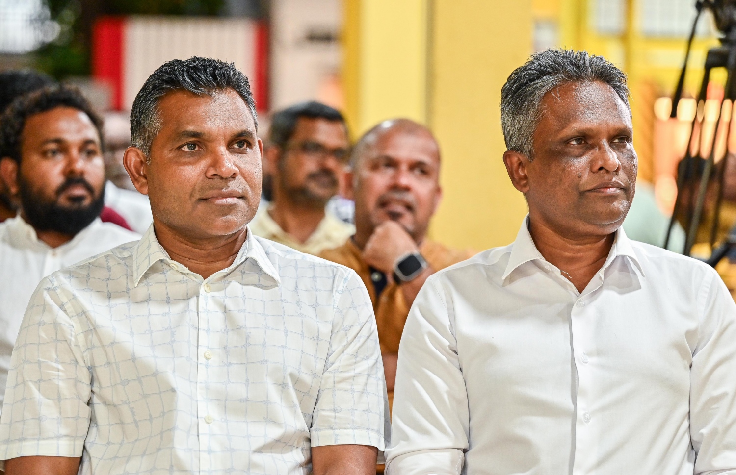 އެމްޑީޕީން ބޭއްވި ހަރުގެ ޖަލްސާގައި މާލޭގެ މޭޔަރު އާދަމް އާޒިމާއި ކުރީގެ ނައިބު ރައީސް ފައިސަލް ނަސީމް.-- ފޮޓޯ: ފަޔާޒް މޫސާ | މިހާރު