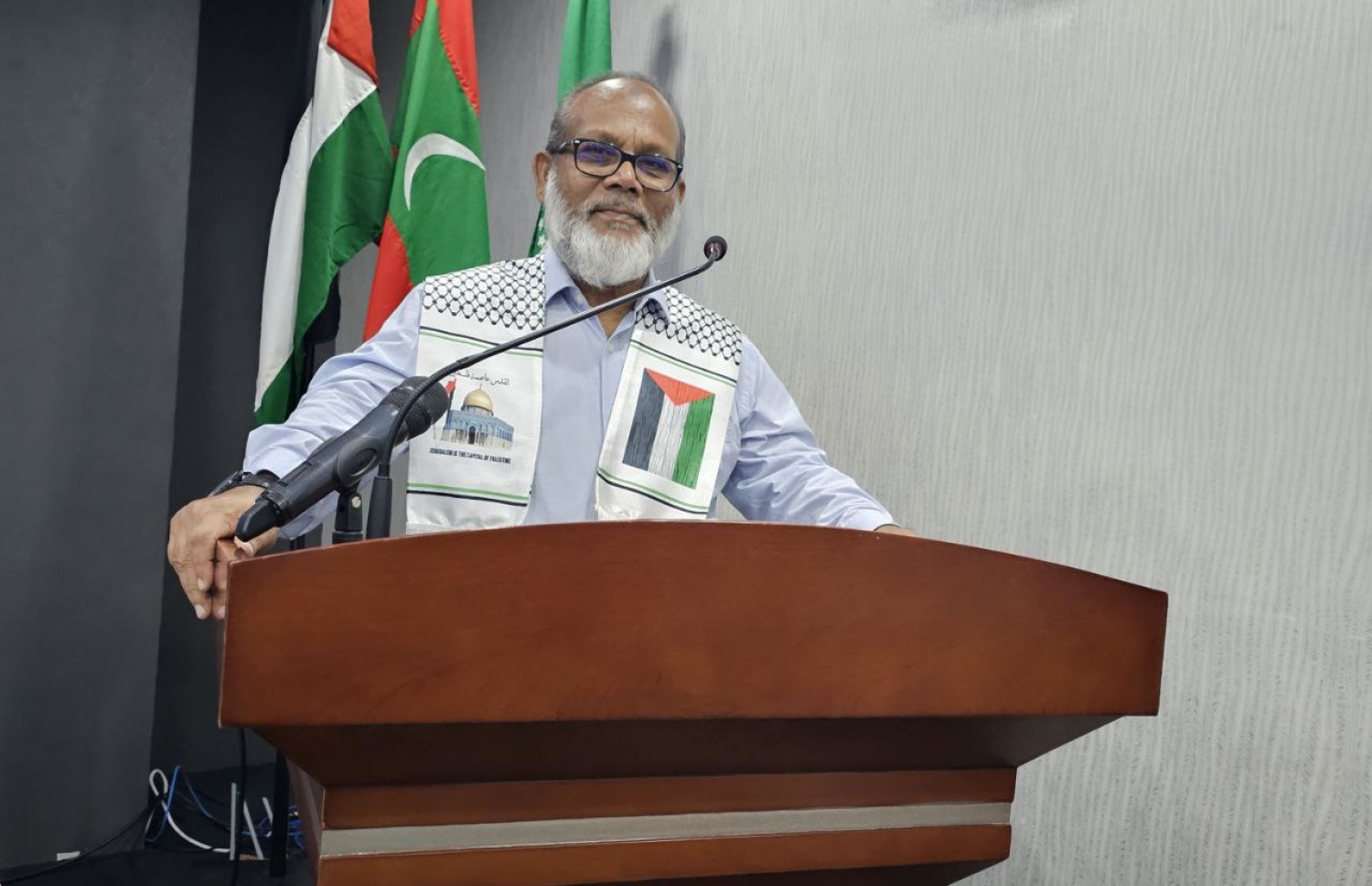 ހަސަން ލަތީފް ޖަލްސާއެއްގައި.