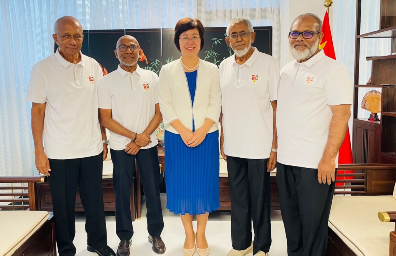 ހަސަން ލަތީފް (ކ) އޭރު ކޮންޓިންޖެންޓުގައި ހިމެނުނު ހުރާ އަބްދުއްސައްތާރު (ކ-2) އާއި ސީވީޑް އަހުމަދު ލަތީފް (ވ-2) އަދި ހަސަން ހަބީބާ އެކު ޗައިނާ ސަފީރާ އެކު ފޮޓޯއެއްގައި.
