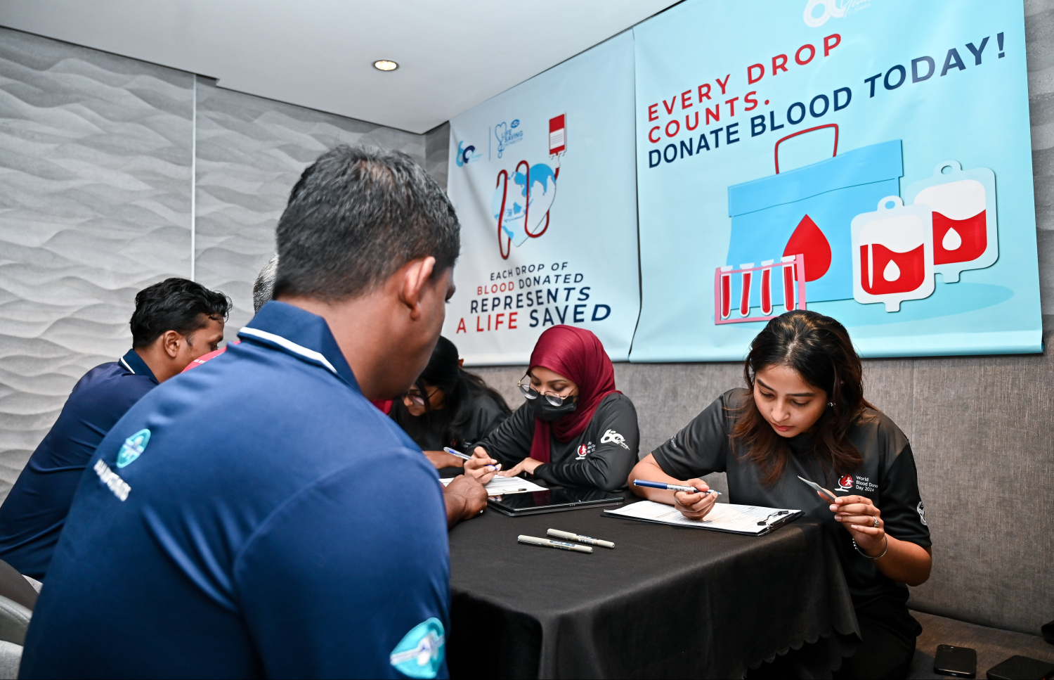 ލޭ ހަދިޔާކުރުމަށް ހިންގި ޕްރޮގްރާމެއްގައި ލޭ ދޭން ގޮސް ތިބި ބަޔަކު މައުލޫމާތު ދެނީ. -- ފޮޓޯ: ފަޔާޒު މޫސާ | މިހާރު