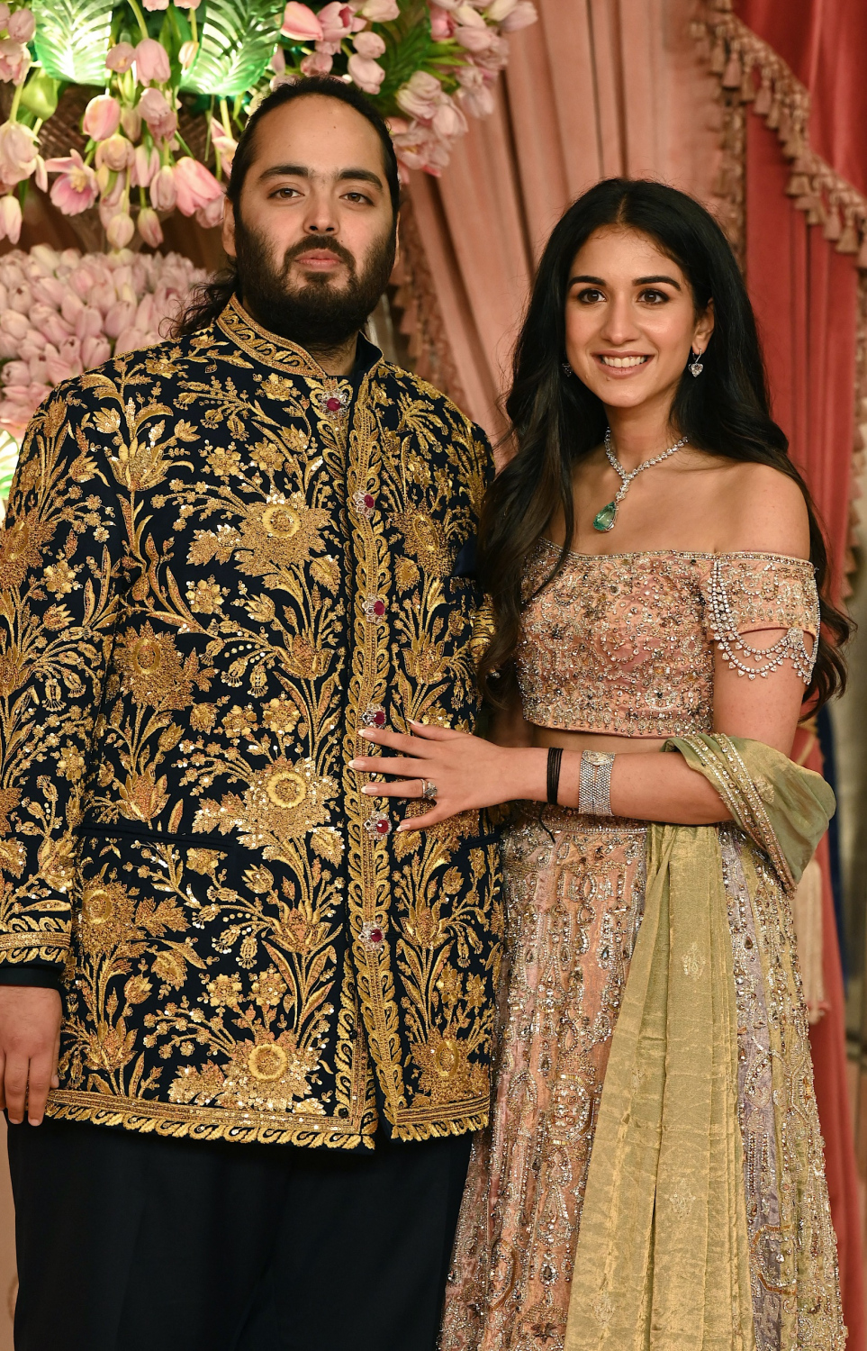 އާނަންތު އަމްބާނީ އާއި ރާދިކާ މާޗަންޓުގެ ކައިވެނީގައި ދެމަފިރިން ފޮޓޯއަކަށް ހުއްޓިލައިގެން -- ފޮޓޯ: އޭއެފްޕީ