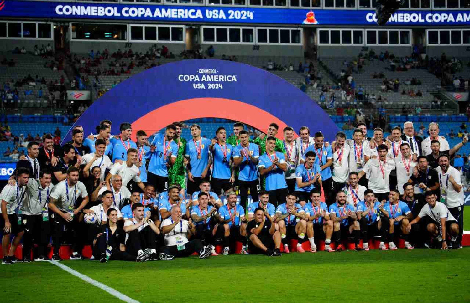 އުރުގުއޭ ޓީމް ބްރޯންޒް މެޑަލް އާއެކު.--