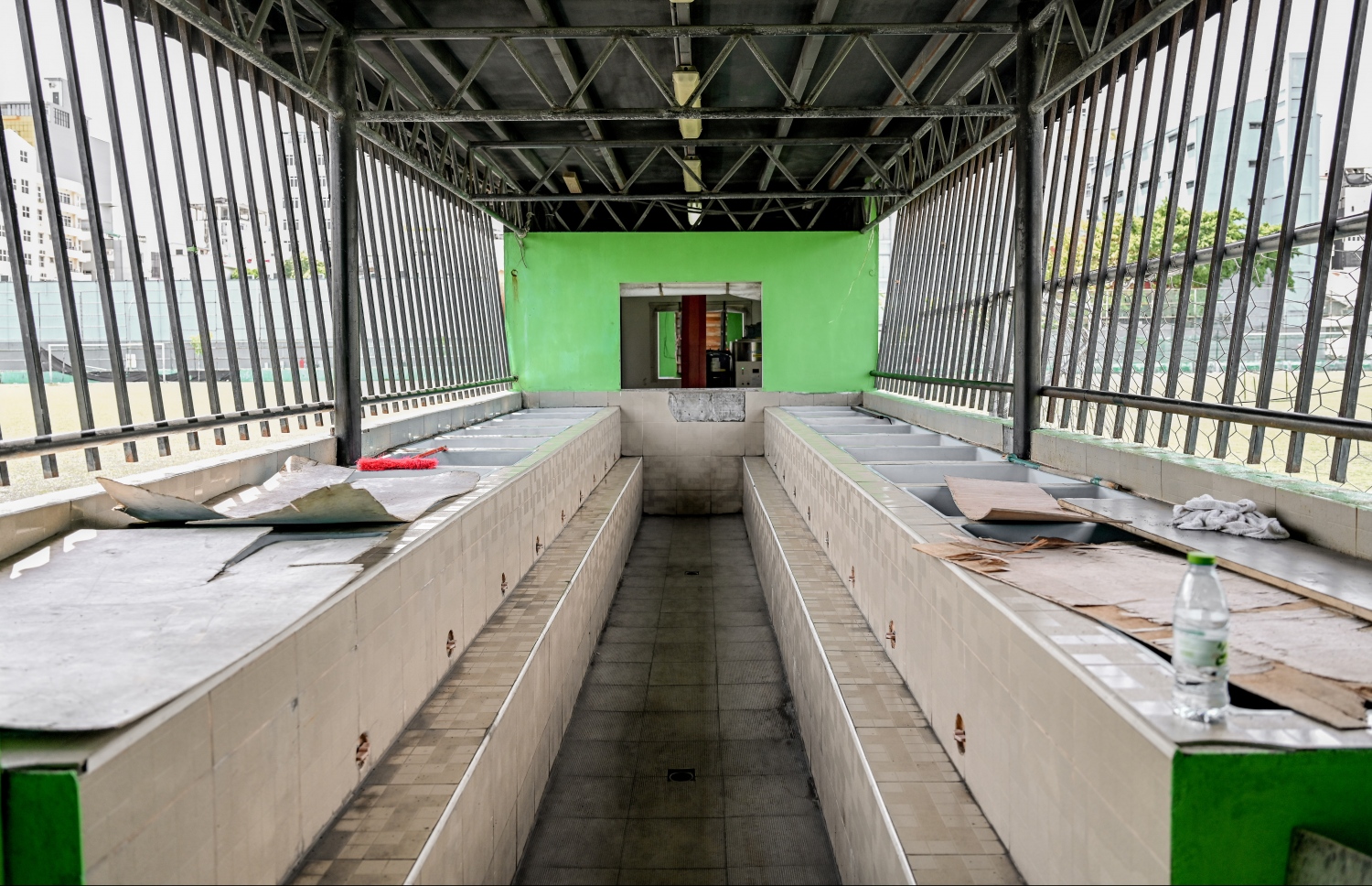 އެފްއޭއެމްގެ ޓާފް ދެ ދަނޑުގެ ދެމެދުގައި ހަދާފައިވާ އައިސް ބާތު ފެސިލިޓީ: ކުޅުންތެރިންނަށް މި ފެސިލިޓީ ބޭނުން ކުރަން ވެސް ނުލިބުނު --- ފޮޓޯ: ނިޝާން އަލީ | މިހާރު