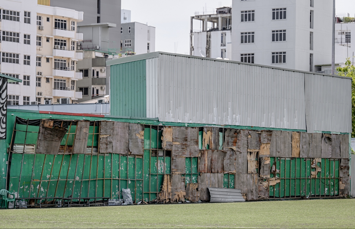 އެފްއޭއެމް ޓާފް ދަނޑުގައި ހަރުކޮށްފައިވާ ބިލްބޯޑްތަކުން ފިލާތައް ވެސް ނެއްޓިފައި --- ފޮޓޯ: ނިޝާން އަލީ | މިހާރު