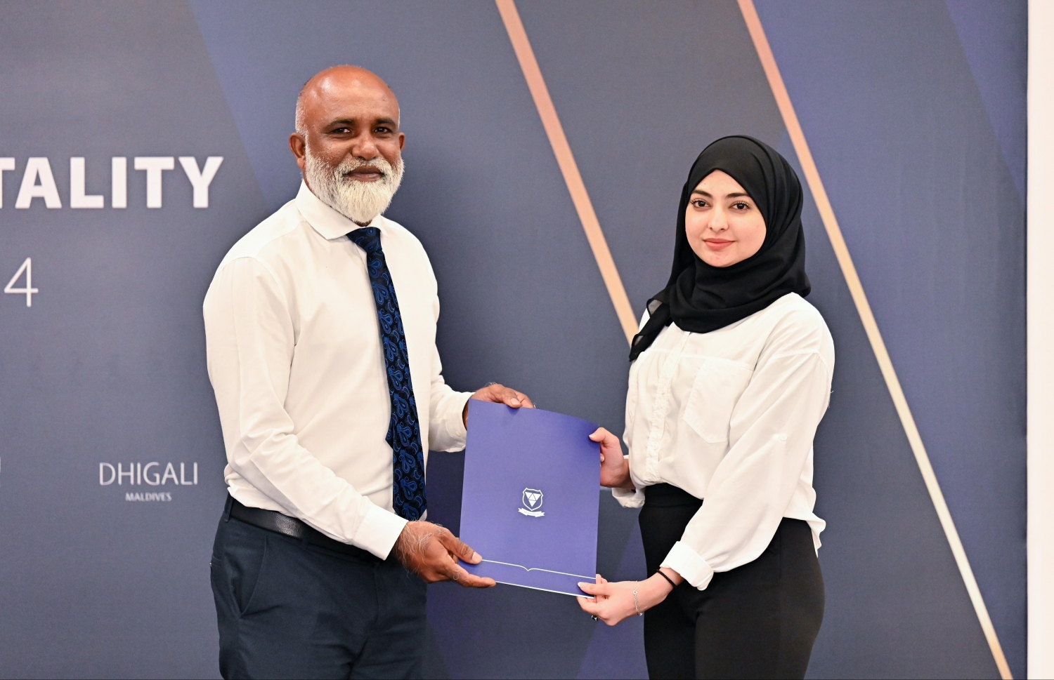 "ޑިސްކަވާ ހޮސްޕިޓަލިޓީ" ނިންމާ ގްރެޖުއޭޓުވި ދަރިވަރެއް. -- ފޮޓޯ: ނިޝާން އަލީ | މިހާރު