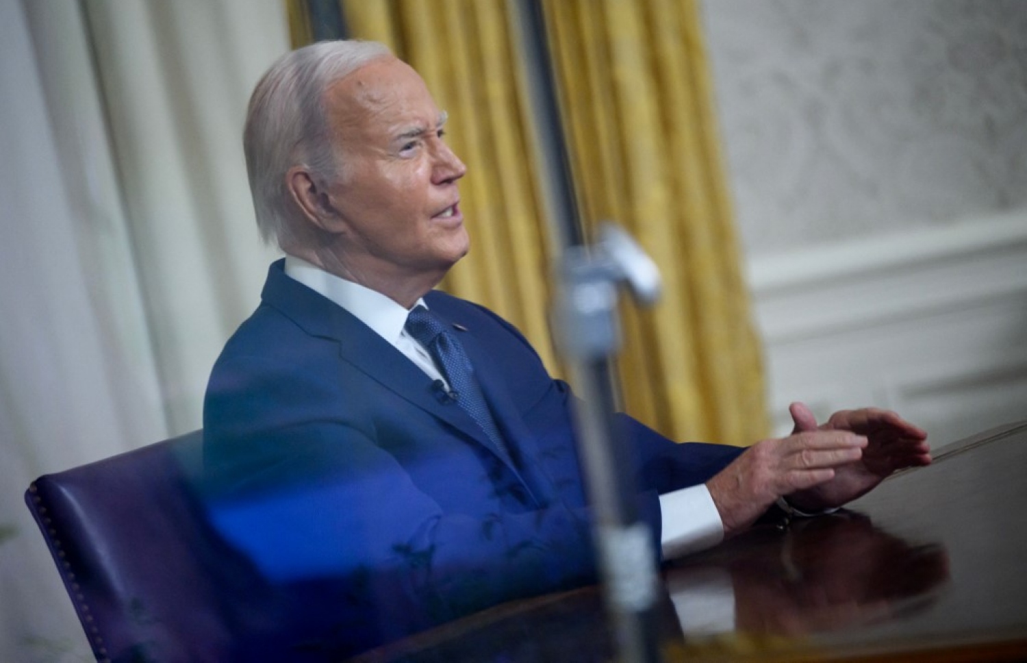 އެމެރިކާގެ ކުރީގެ ރައީސް ޑޮނަލްޑް ޓްރަމްޕް އަވަަހާރަކޮށްލަން ދިން ހަމަލާއާ ގުޅިގެން ރައީސް ޖޯ ބައިޑެން އޯވަލް އޮފީހުގައި އިންނަވައި، ގައުމާ މުހާތަބުކުރައްވަނީ. -- ފޮޓޯ: އޭއެފްޕީ